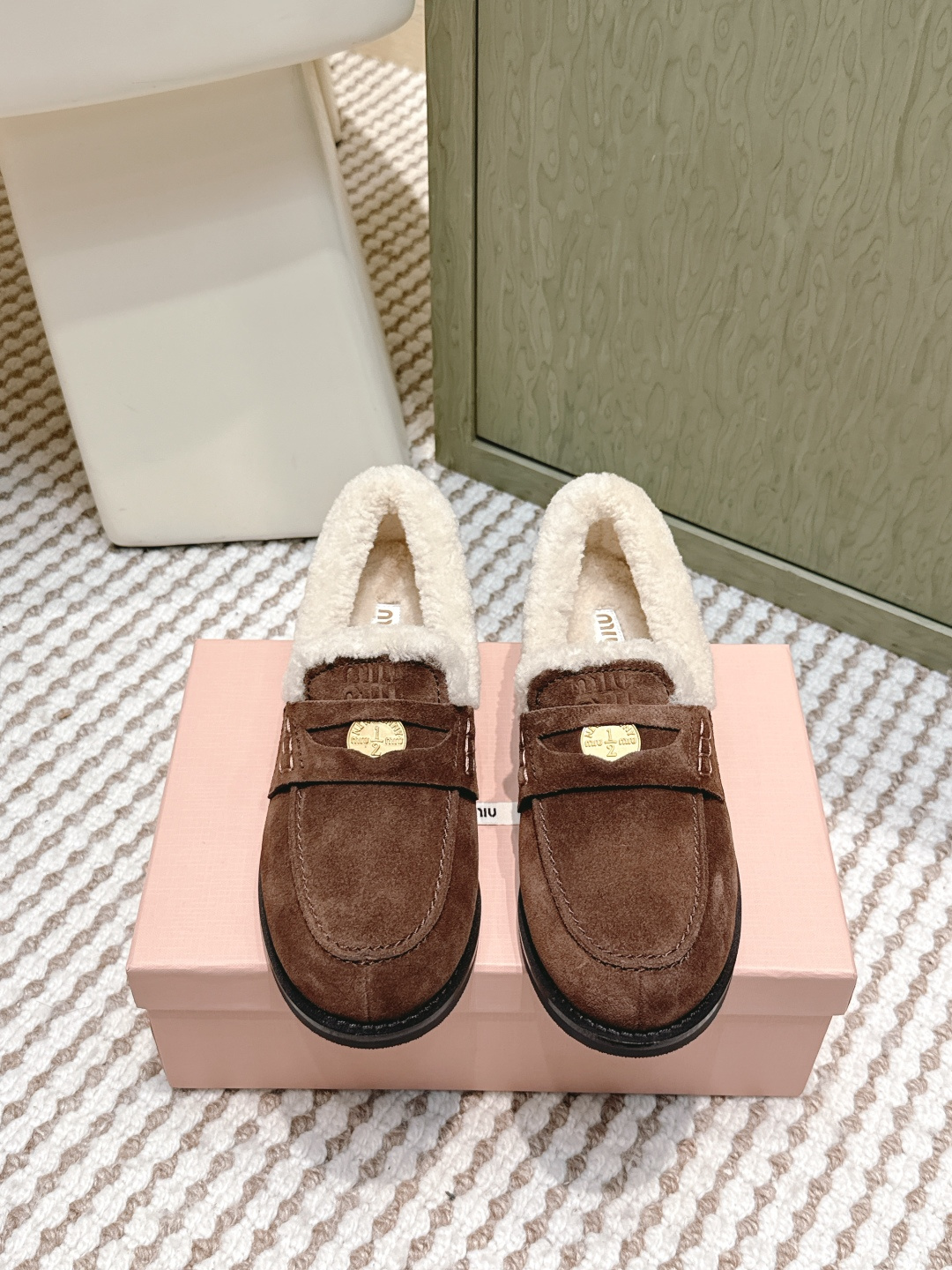 NO:577860,Purchasing level 25 autumn and winter models Exclusive popular miumiu Miu Miu gold coins wool loafers This season's miu is simply amazing. The whole series has started to be new. The whole series of original purchase and development. Fabrics imported cow suede. Imported edge beads. Imported calfskin. Wool lining. Original exclusive open mold outsole Size#35-40 (40 orders are not returned), loafers fur shoes, miumiu, loafers,cowhide19860909代购级 25秋冬款 独家爆款miumiu 缪缪 金币 羊毛 乐福鞋 这季度的miu简直都太绝了 全系列陆续开始上新 全系列原版购入开发 面料进口牛反绒 进口开边珠 进口小牛皮 内里羊毛 原版独家开模大底 Size#35-40（40订做不退换）,乐福鞋毛毛鞋,miumiu,loafers,cowhide,Women's Shoes