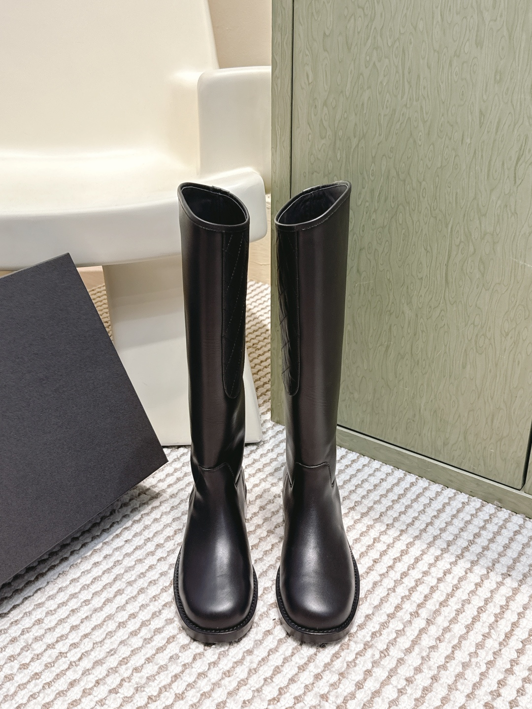 NO:577854,Purchasing agent Chanel Chanel 25 autumn and winter one-legged knight mid-boots!  Retro style boots Western cowboy boots!  Unique western boot design with smooth curves and irregular edges like free lines in the wilderness!  With a casual and free taste, let every step be uninhibited and refined!  Whether paired with smart suit pants to create a cool urban style, or paired with an elegant dress to create a strong and soft aesthetic. Or paired with jeans to create an authentic western style!  The upper is made of imported calfskin, the lining is water-dyed cowhide, and the Italian genuine leather outsole is Size35-41 (40 and 41 are custom-made and cannot be returned or exchanged), boots, chanel, chanel, boots, skirts, jeans, business suit, cowhide, Leather soles19860909代购级 Chanel 香奈儿25秋冬 一脚蹬骑士中靴高靴！复古风靴子西部牛仔靴！ 独特的西部靴筒设计 流畅的曲线,不规则的边缘如同旷野中的自由线条！带着随性洒脱的味道.让每一步都踏出不羁与精致！ 无论是搭配干练的西装裤 打造都市酷飒风 还是与飘逸的连衣裙相配 碰撞出刚柔并济的美感.亦或是配上牛仔裤 演绎原汁原味的西部风情！ 鞋面采用进口小牛皮 内里垫脚水染牛皮 意大利真皮大底 Size35-41（40 41定做不退换）,靴子,chanel,chanel,boots,skirts,jeans,business suit,cowhide,Leather soles,Women's Shoes