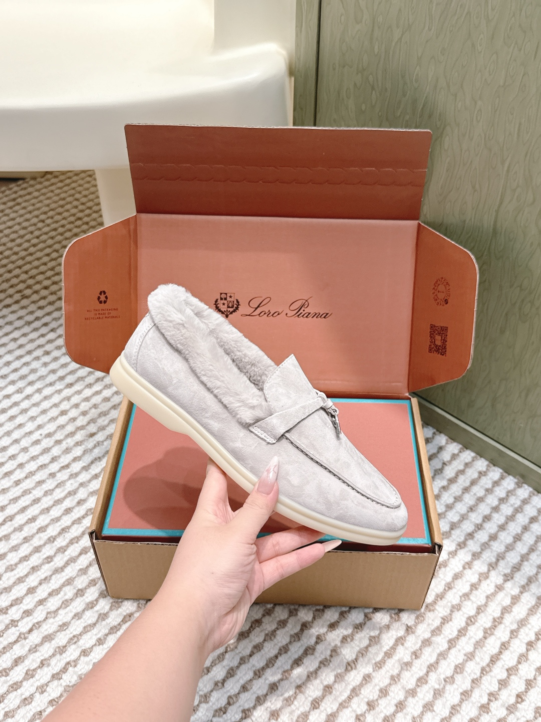 NO:616628,Purchasing agent level (official website synchronization box packaging) LP's latest loafers, single shoes, rabbit fur shoes, Italian high-end brand Loro Piana is Italy's top luxury brand, started with cashmere, from Italy, it pursues quality and craftsmanship, integrating innovative technology and Italian traditional style. This brand has always been very low-key, but it should be considered a dad-level existence in luxury goods.  There are not many LP pendant loafers in mainland China, but the products are very good. Impeccable quality and luxurious materials are the pride of the Loro Piana brand, and these suede leather shoes happen to combine the two, which is impressive ~ After you buy their shoes, many brands of shoes will not want to wear them. This is the evaluation of people who have worn these shoes. Wearing them for a day will not tire your feet and will not chafe your feet. This is because of the strict requirements on the materials, so you can have such a beautiful feeling.  The fabric is high mercerized, soft and textured suede, with rabbit fur lining, foot pads, and rabbit fur. The outsole is all light-colored rubber outsole, Size 35-40 (customized for women 40), loafers, loro piana, loro piana, loafers, chamois leather19860909代购级（官网同步盒包装） LP最新款乐福鞋单鞋鞋卡兔毛毛鞋 意大利高级品牌Loro Piana 是意大利顶级奢侈品牌,以羊绒起家, 来自意大利的它追求质量和手工,融创新技术与意大利传统风格为一体.这个牌子一直很低调,但是在奢侈品里应该也算是爸爸级的存在. Lp吊坠乐福鞋的鞋子一共在大陆也没开几家,但东西却非常好.无可挑剔的品质和奢华的材质是Loro Piana品牌的骄傲,而这款绒面革单鞋恰好集两者于一身,令人印象深刻～当你买过它家的鞋子后,很多牌子的鞋子都不想穿了,这是穿过这款鞋的人对其的评价,穿一天不会累脚也不会磨脚,这就是对材质的要求苛刻,才会有这般美好的感觉. 面料高丝光柔软有质感的麂皮 内里卡兔毛,垫脚,卡兔毛 大底全浅色橡胶大底, Size 35-40（女40订做）,乐福鞋毛毛鞋,loro piana,loro piana,loafers,chamois leather,Women's Shoes