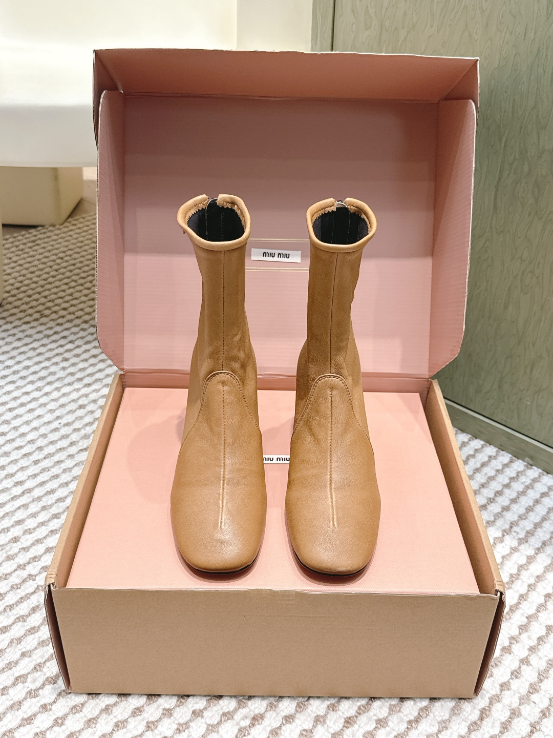 NO:577819,Guangdong purchasing agent grade MIU MIU 25AW new elastic boots with thick heels, leg wraps and ankle tightening!  It’s hard not to look good when these few elements are combined together. The short boots combine coolness and sophistication. The black leather has a high-end feel. The metal buckle embellishment instantly lights up the look. The square toe and mid-heel design are retro and show off the legs. Whether worn with jeans or a small skirt, you can easily wear it with a fashionable accent ~ The boots are amazing. The leather is high-end and textured. The metal buckle embellishment instantly enhances the fashion. The over-the-knee design can also easily create long legs. It looks great when paired with skirts and trousers. Wearing it is a walking fashion pictorial.  Upper Vegetable-tanned stretch sheepskin Foot pads Sheepskin Outsole Italian genuine leather outsole Size35-41 (40 customization is not returnable), boots, miumiu, boots, skirts, jeans, sheepskin, Leather soles19860909莞产代购级 MIU MIU谬谬 25AW 新品弹力靴 粗跟,包腿,踝关节收紧！这几个要素和在一起就很难不好看,短靴把酷飒与精致拿捏得死死的黑色皮革自带高级感 金属扣点缀瞬间点亮造型 方头加中跟设计 复古又显腿型 不管是配牛仔裤还是小裙子 都能轻松穿出时髦腔调～ 长靴太绝啦 皮质高级又有质感 金属扣点缀瞬间提升时髦度 过膝设计还能轻松打造大长腿 搭配裙装裤装都很出挑 穿上就是行走的时尚画报 鞋面 植鞣弹力羊皮 垫脚 羊皮 大底 意大利真皮大底 Size35-41（40定制不退换）,靴子,miumiu,boots,skirts,jeans,sheepskin,Leather soles,Women's Shoes