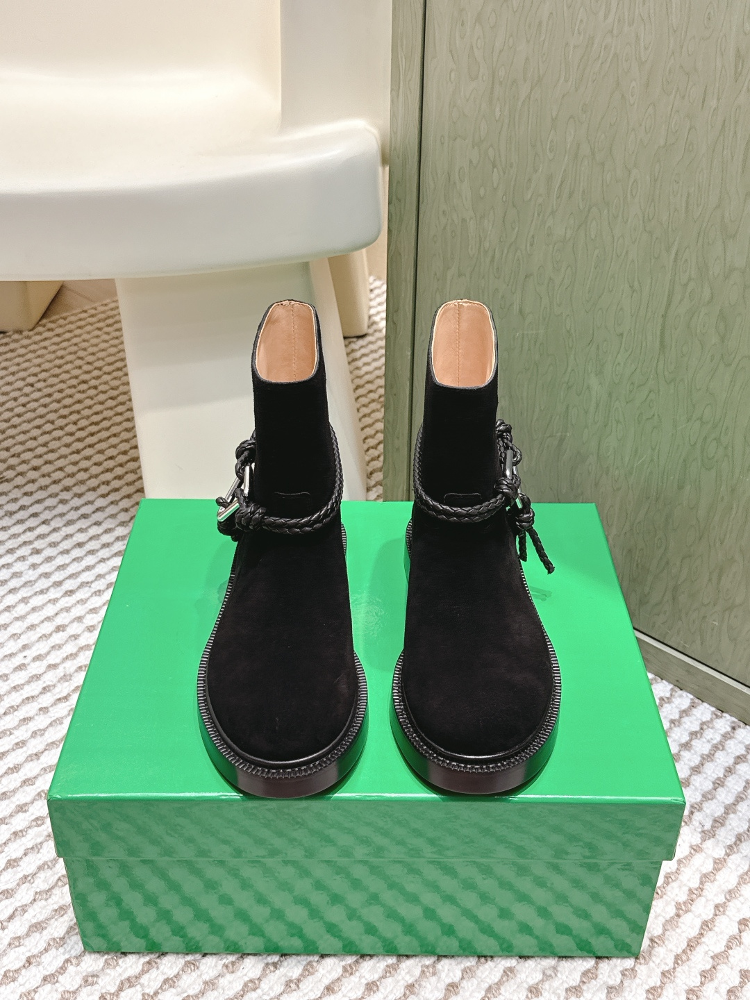 NO:613491,Purchasing agent Bottega Veneta one-step internet celebrity fashionable knight boots short boots BV girls look over!  This pair of rope boots must be locked. The classic rope braid wraps around the boot body, with the iconic triangular metal buckle, and the black and silver collision comes with a cool filter. Wearing it directly transforms into a street girl, with an aura of 2.8 meters. The short boot shape shows long legs. Whether it is worn with floor-length jeans for a casual and relaxed look, or with a miniskirt for a hot girl style, or even with suit pants for an elite route in the workplace, it can be perfectly adapted. It is the 'master key' to autumn and winter wear.  Sisters who are struggling with autumn and winter boots, close your eyes and rush!  Waxed calfskin upper, BV traditional dark brown cowhide lining, Italian genuine leather sole + non-slip rubber bottom!  size35-40 (customized at 40.41.42.43!), boots,bottega veneta,bottega veneta,boots,skirts,jeans,business suit,cowhide19860909代购级 Bottega Veneta一脚蹬网红时尚骑士靴 短筒靴 BV 女孩看过来！这双绳结靴必须锁死  经典绳结编织缠绕靴身,搭配标志性三角金属扣,黑银碰撞自带酷飒滤镜,穿上直接化身街头拽姐,气场两米八  短靴型超显腿长,不管是配拖地牛仔裤走随性松弛感,还是搭迷你裙玩辣妹风,甚至配西装裤走职场精英路线,都能完美适配,秋冬穿搭“万能钥匙”就是它  纠结秋冬靴子的姐妹,闭眼冲！ 鞋面打蜡小牛皮 内里BV传统深咖色牛皮里、 意大利真皮底+防滑橡胶底片！ size35-40（40.41.42.43订做！）,靴子,bottega veneta,bottega veneta,boots,skirts,jeans,business suit,cowhide,Women's Shoes