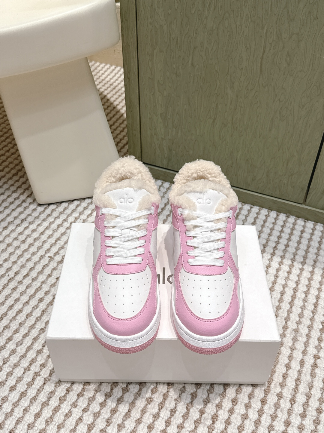 NO:577842,Purchasing agent alo25s new autumn and winter color matching white shoes thick sole wool comfortable casual style alo understands girls better than Nike!  Super versatile on the feet!  And super comfortable!  It’s a thick-soled model but not heavy on the feet at all!  Very light!  It looks even better with socks!  And it’s the same model recommended by celebrities~the upper toes are taller and the legs are slimmer!  It’s super suitable for us little girls~ The overall shoe also has a classic color-blocking and contrasting design with a delicate leather texture on the upper!  !  Material cowhide, lining wool, outsole pure natural rubber outsole Size #35-40 (40 customization is not returnable), casual shoes/sports shoes, sneakers, cowhide19860909代购级 alo25s 秋冬新款 拼色小白鞋厚底 羊毛 舒适休闲款 alo比耐克更懂女生！上脚超级百搭！而且超级舒适！是厚底款但是上脚一点都不沉重！ 非常轻便！套上袜套搭配更好看！而且还是明星同款推荐～上脚增高显腿细！ 超级适合我们小个子女生～鞋子整体也是经典的拼色撞色设计搭配鞋面细腻的真皮纹路肌理感！！ 材质牛皮 内里羊毛 大底纯天然橡胶大底 Size#35-40（40定制不退换）,休闲鞋/运动鞋,sneakers,cowhide,Women's Shoes