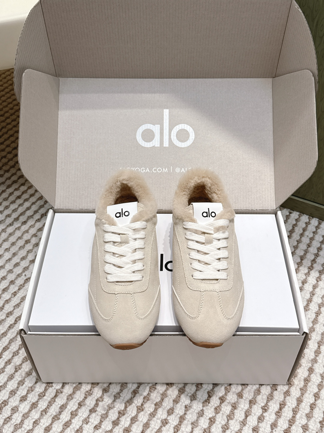 NO:577848,Purchasing agent alo2025 spring and summer thick sole comfortable wool couple style casual moral training shoes sports running shoes alo understands girls better than Nike!  Super versatile on the feet!  And super comfortable!  It’s a thick-soled model but not heavy on the feet at all!  Very light!  It looks even better with socks!  The upper toes are taller and the legs are slimmer. The fabric is original Niu Jing. The lining is wool. The outsole is the original molded rubber outsole. Size for men and women is 35-45 (customized for 45, non-refundable and non-exchangeable), casual shoes/sports shoes, sneakers19860909代购级 alo2025春夏厚底舒适 羊毛 情侣款 休闲 德训鞋 运动跑步鞋 alo比耐克更懂女生！上脚超级百搭！而且超级舒适！是厚底款但是上脚一点都不沉重！ 非常轻便！套上袜套搭配更好看！上脚增高显腿细 面料原版牛京 内里羊毛 大底原版开模橡胶大底 Size男女35-45(45定制不退不换),休闲鞋/运动鞋,sneakers,Women's Shoes