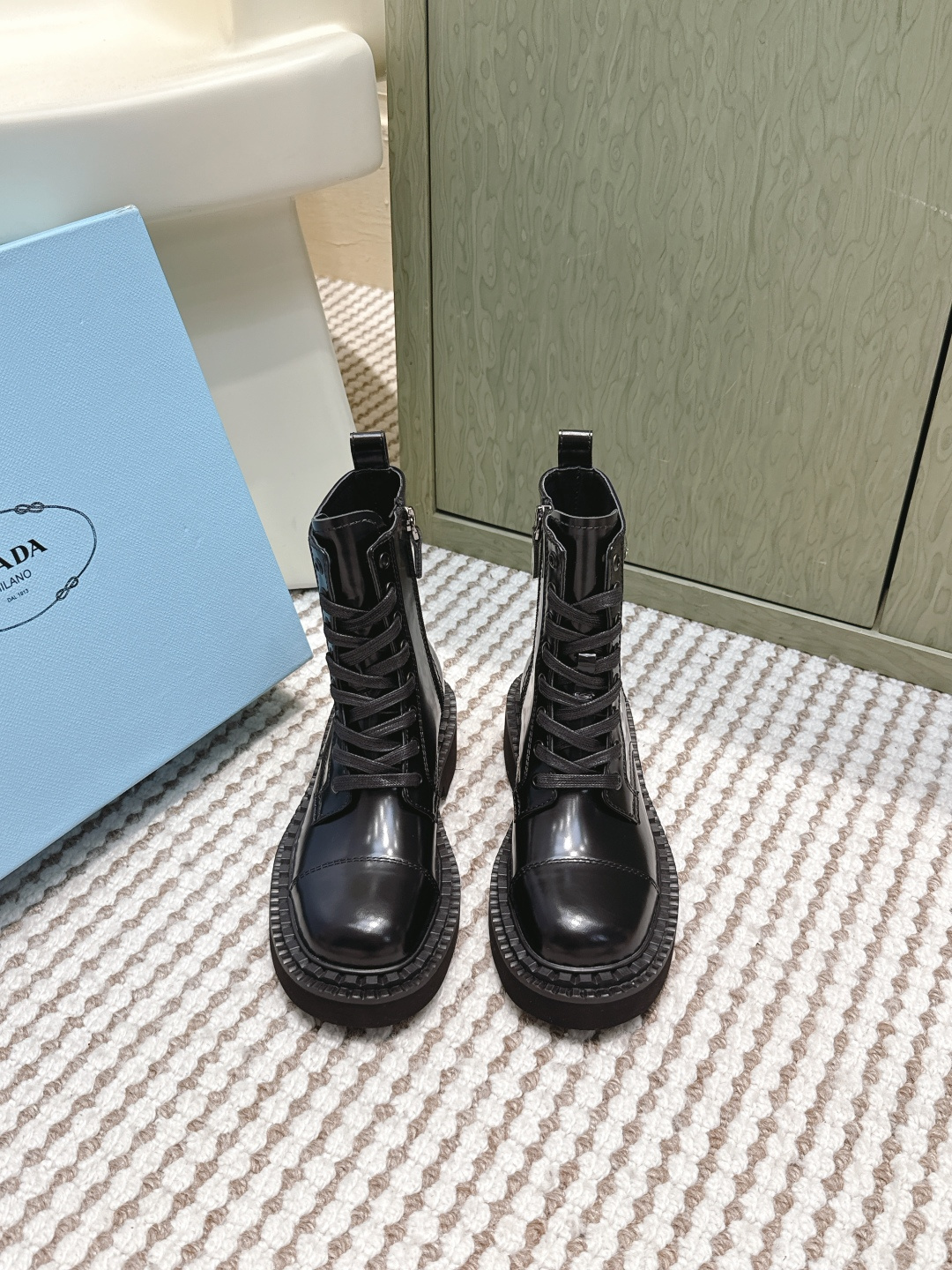 NO:577824,Purchasing agent level PRADA Classic Triangle King Fried Martin boots. This year's big hit. The upper feet are large and the legs are slim. The whole series uses a variety of imported materials, calfskin, open edge beads, cow suede high mercerization, and water-dyed sheepskin inside!  !  The foam sole is light and comfortable. Size 35-41 (41 is custom-made and cannot be returned or exchanged), boots, prada, prada, boots, cowhide, sheepskin19860909代购级 PRADA普拉达经典三角标王炸马丁靴.今年的大爆款.上脚大气显腿瘦,全系列采用多种进口材料小牛皮,开边珠,牛反绒高丝光,内里水染羊皮！！发泡底轻便舒适. Size 35-41（41定做不退换）,靴子,prada,prada,boots,cowhide,sheepskin,Women's Shoes