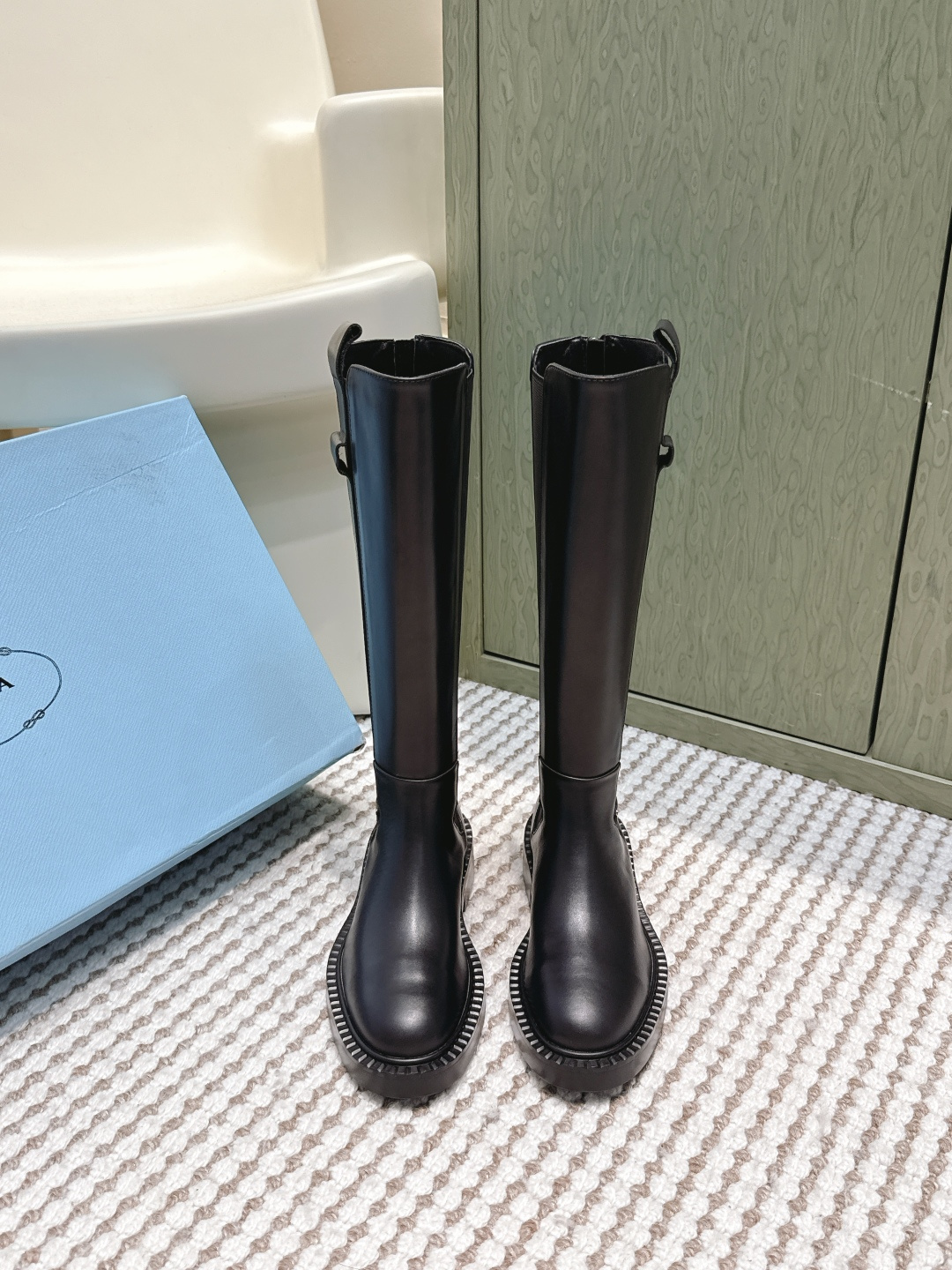 NO:577830,Purchasing-grade short boots and long boots PRADA Prada 25/autumn and winter new style one-legged motorcycle boots, super machine-like uppers, good-looking, comfortable and elegant to wear, 1:1 replica of the original molded outsole at the counter, made of first-layer cowhide, imported explosion-proof split edge beads, the lining is made of imported mixed sheepskin, original packaging, not many good models, only those who know the goods ~ Size  35-41 (41 is custom-made and cannot be returned or exchanged), boots, prada, prada, boots, cowhide, sheepskin19860909代购级短靴长靴 PRADA普拉达 25/秋冬新款 一脚蹬机车靴 上脚超机好看穿着舒适高雅 专柜原版开模大底1:1复刻 采用 面料头层牛皮,进口防爆裂开边珠 内里采用进口混种羊皮里 原包装 好款不多说懂货的来～ Size 35-41（41定做不退换）,靴子,prada,prada,boots,cowhide,sheepskin,Women's Shoes