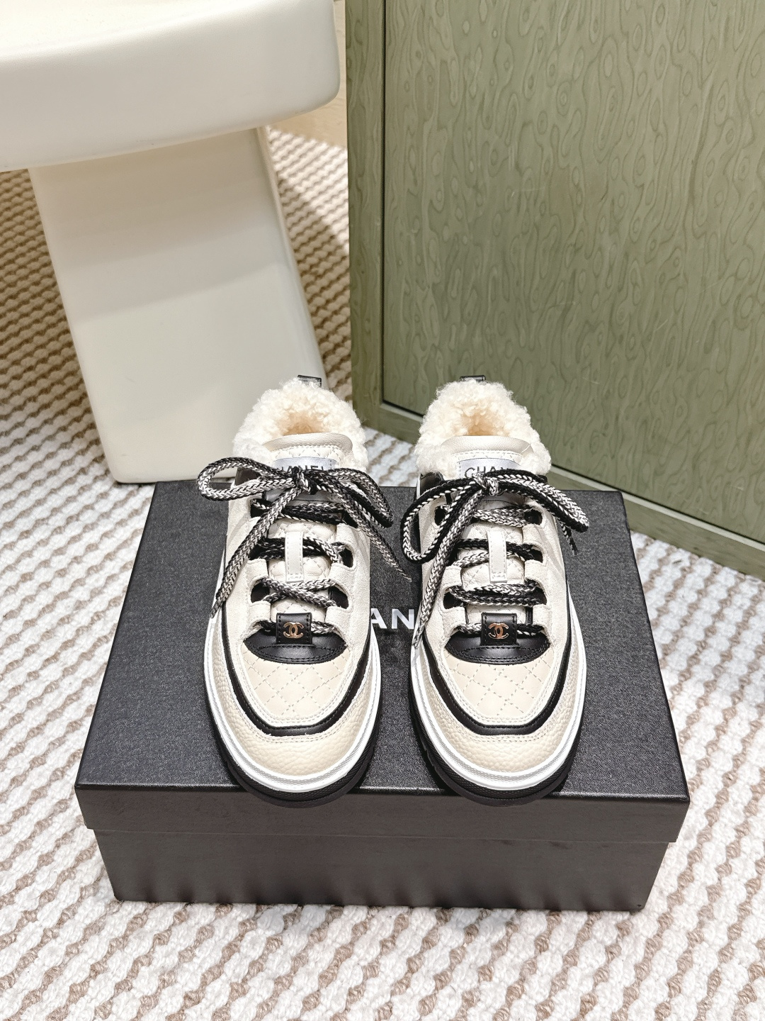 NO:578087,Purchasing-grade CHANEL Xiaoxiang 25K early spring new vintage plaid panda wool casual shoes and sneakers. Simple black and white color scheme outlines a timeless fashion silhouette. The exquisite double C logo embellishment is a silent manifestation of the brand style. It has a lot of weight and personal feeling. Very attractive sports style design~ The soles are very soft and comfortable to wear. They can be worn with trousers, shorts, long skirts and short skirts. It can create an eye-catching outfit! The fabric is made of custom calf leather.  The inner pads are all made of wool, original molded custom TPU outsole, size 35-39 (customized 40/41), casual shoes/sports shoes, chanel, sneakers, skirts, shorts, cowhide19860909代购级 CHANEL小香25K早春新品复古格熊猫羊毛休闲鞋运动鞋 简约黑白配色 勾勒永不过时的时尚轮廓 . 精致双C标志点缀 是品牌格调的无声彰显. 蛮有分量个人感觉敲好的! 非常耐看的运动风设计~ 鞋底很软穿着也很舒服 搭配长裤 短裤 长裙短裙都能很好看 打造让人眼前一亮的穿搭! 面料采用定制小牛皮 内里垫脚均为羊毛 原版开模定制TPU大底 size35-39（40/41定制）,休闲鞋/运动鞋毛毛鞋,chanel,sneakers,skirts,shorts,cowhide,Women's Shoes