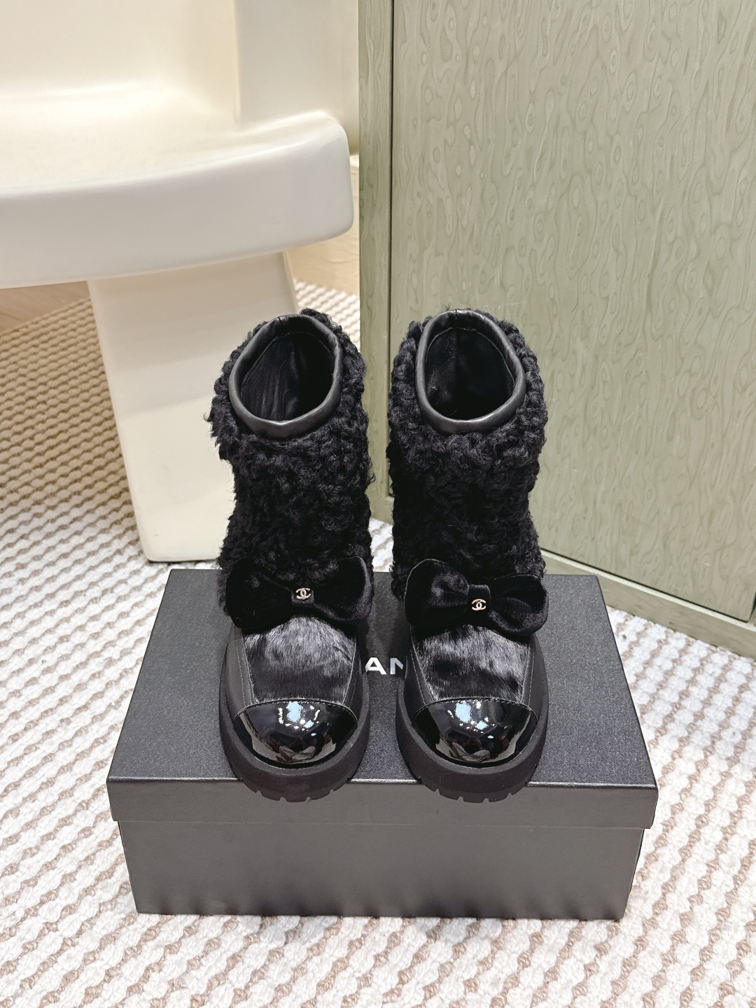 NO:578450,Purchasing agent Chanel autumn and winter heavy industry popular wool short boots, Xiaohongshu highly recommends them, they look good no matter how you match them, they are a must-have for fashion, women love simple and irresistible styles!  Match and match to show a unique style, mix and match freely to shine, and keep up with the pace of fashion!  !  !  Zoom in on the exquisite details, the original molded hardware buckle, the top version is made at the purchasing level, the upper is made of original customized cowhide wool, sheepskin lining, sheepskin feet, the original molded outsole, Size 35-39 (customized for 40), boots, chanel, chanel, boots, cowhide, sheepskin19860909代购级 Chanel香奈儿秋冬重工爆款羊毛短靴 小红书力推款,怎么搭配都好看,时髦精必备,女士钟爱简约又难以抗拒系！ 搭配展现与众不同的穿搭风格、自由混搭闪耀到位,跟紧时尚步伐！！！精致细节放大看,原版开模五金扣 ,顶级版本代购级别打造,鞋面采用原版定制牛皮羊毛,羊皮内里,羊皮垫脚,原版开模大底, Size 35-39（40定做）,靴子,chanel,chanel,boots,cowhide,sheepskin,Women's Shoes