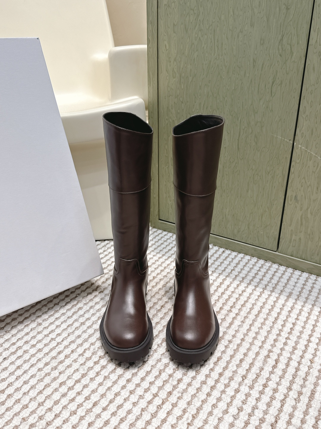 NO:592838,Purchasing agent Celine's new autumn and winter Arc de Triomphe Chelsea boots are made of high-quality cow leather uppers, with sheep leather lining, high-end and comfortable. The shoe body has the brand's iconic Arc de Triomphe LOGO, which is highly recognizable. It is a Chelsea boot style with no laces and an elastic band design on the side. It is easy to put on and take off and fits the ankle.  Round toe design, retro and versatile. Thick rubber outsole has good grip and has a certain heightening effect. It combines retro British style and modern fashion sense, and can be matched with a variety of styles of clothing. It is a classic and not easy to go out of style in the fashion circle. Upper cowhide leather lining Sheepskin outsole Rubber outsole Increased by 4.5cm Size 35-41 (40-41 size customization is not returnable), boots, celine, boots, cowhide, sheepskin19860909代购级 Celine秋冬新品凯旋门切尔西长靴 采用优质牛皮革制作鞋面,内里为羊皮革,质感高级且舒适.鞋身有品牌标志性的凯旋门LOGO,辨识度高.属于切尔西靴款式,无鞋带,侧面有松紧带设计,穿脱方便且贴合脚踝. 圆头设计,复古又百搭.厚底橡胶外底,具有良好的抓地力,同时带有一定增高效果.融合了复古英伦风与现代时尚感,可搭配多种风格的服饰,是时尚圈经典且不易过时的款式. 鞋面牛皮 内里羊皮 大底橡胶大底 增高4.5cm Size35-41码（40-41码定制不退换）,靴子,celine,boots,cowhide,sheepskin,Women's Shoes