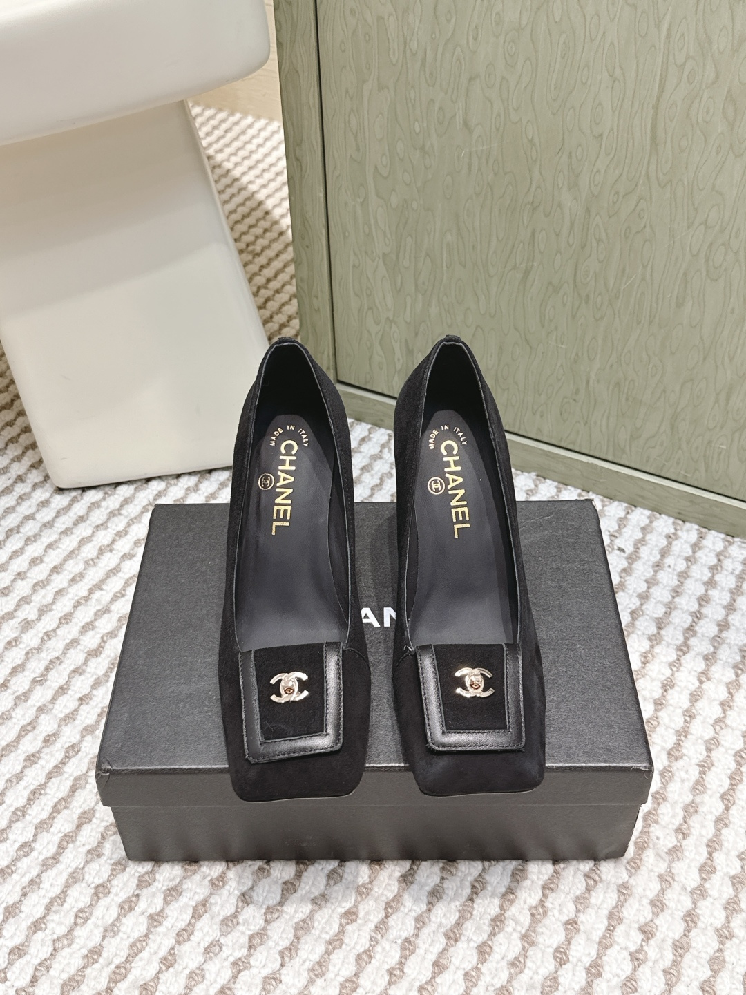 NO:578466,Purchasing agent CHANEL Xiaoxiang 25ss early spring new style thick heel Mary Jane shoes, retro French elegance, full of high-end sense, a pair of shoes that are very popular recently!  The exposed-leg design directly lengthens your legs!  A very white fairy style. It completely interprets French romance!  The fabric is imported mixed sheepskin, the lining is sheepskin, soft and delicate, 100% comfortable for the feet, beautiful and super feminine at the same time, Italian genuine leather outsole, heel height 9cm, Size#35-41 (40 41 custom-made, non-returnable), high-heeled shoes, chanel, mary jane, high heels, sheepskin, Leather soles19860909代购级 CHANEL小香 25ss 早春新款 粗跟玛丽珍单鞋,复古法式优雅感,高级感十足 最近很火的一双单鞋！露脚设计直接拉长腿型！很显白的神仙款型.完全诠释法式浪漫！ 面料进口混种羊皮,内里垫脚羊皮,柔软细腻,脚感舒适度百分百,美观的同时又超显女人味,意大利真皮大底 跟高9cm Size#35-41（40 41订做不退换）,高跟鞋单鞋,chanel,mary jane,high heels,sheepskin,Leather soles,Women's Shoes