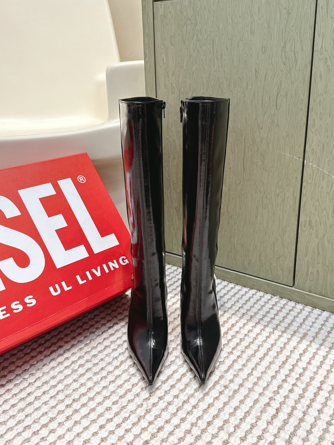 NO:592327,Purchasing-grade Diesel 25s autumn and winter classic high-heeled boots. Ultra-high-quality original development. No matter the last shape, lines, details, every bit is zero difference with the original version. We only pursue perfection. The zipper design is easy to put on and take off. The new element of high heels has become the mainstream trend this year. The lines are smooth and three-dimensional. The upper foot is very slimming and the effect of lengthening the legs. Very sexy, allowing you to easily match it to show various styles!  The upper of the boot is made of imported butter leather, imported patent leather, the lining is made of lambskin, the outsole is imported genuine leather from Italy, the heel height is 10cm, Size35-42 (40, 41, 42 are custom-made and cannot be returned or exchanged), boots, boots, sheepskin, Leather soles19860909代购级 Diesel 25s 秋冬经典高跟高筒长靴 超高品质原版开发、无论是楦型、线条、细节、一点一滴都与原版零差距、只追求完美、拉链设计便于穿脱 高跟新元素已是今年的主流趋势.线条流畅立体 上脚十分显瘦拉长双腿的效果. 非常性感、让你轻松搭配尽显各种风格！ 靴面采用进口牛油皮 进口漆皮 内里垫脚是小羊皮 意大利进口真皮大底 跟高10cm Size35-42（40 41 42订做不退换）,靴子,boots,sheepskin,Leather soles,Women's Shoes