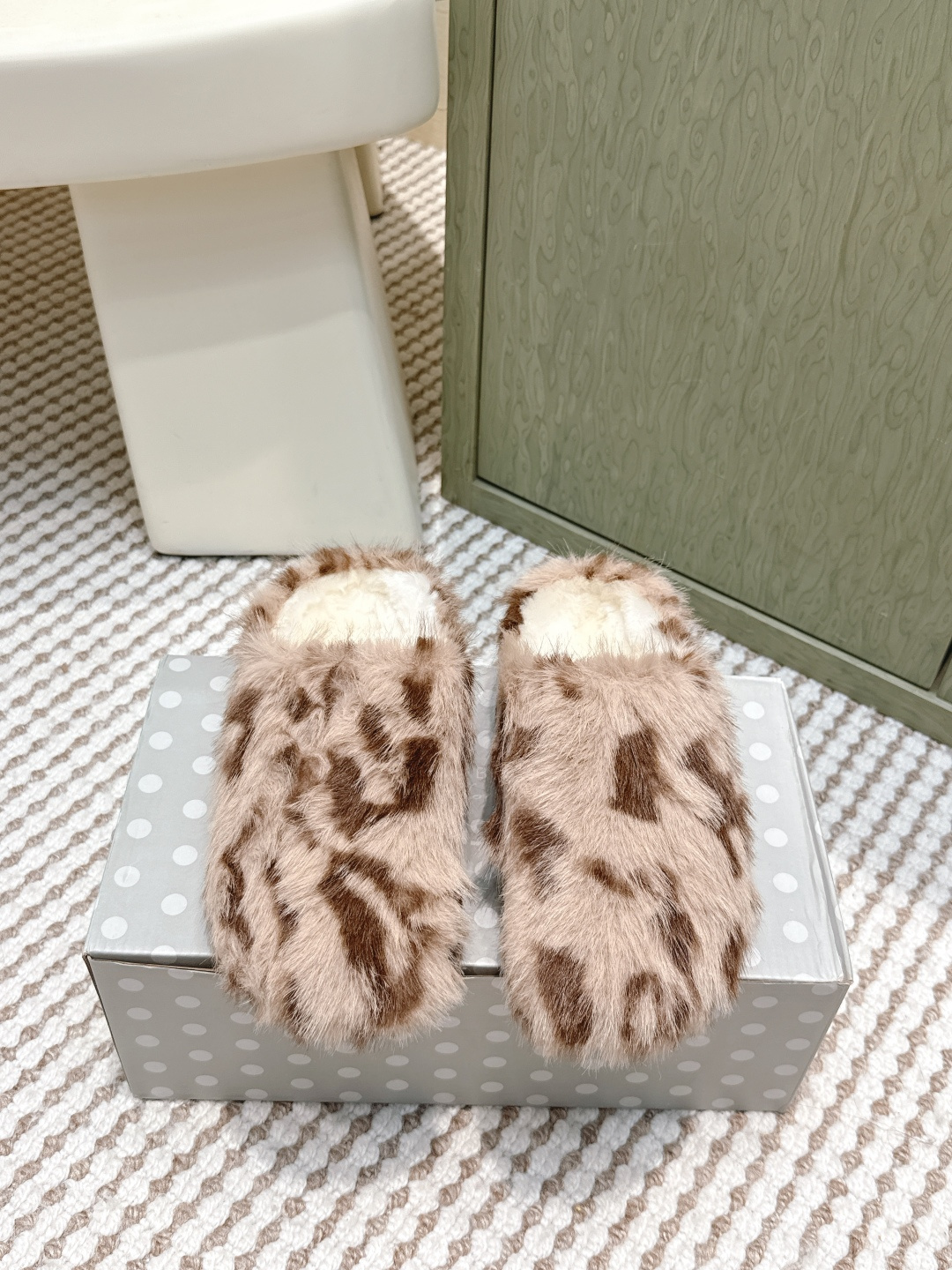 NO:592330,Purchasing agent grade Birkenstock_Baotou furry slippers BIRKENSTOCK furry shoes plus velvet cork slippers for outer wear Arizona series Wannian classic Birkenstock is strongly launched. A brand is a shoe type. Its structure is based on ergonomic design, allowing the foot to be completely liberated and comfortable. Therefore, the structure of its footbed completely fits the curvature of the foot.  The fabric is made of first-layer cowhide with a thickness of 2.8-3.0. This cowhide needs to be made from a water factory, which is very time-consuming and labor-intensive. It is filled with AAA grade wool. Therefore, the soul of this shoe is made of pure natural cork, one-time die-casting and injection molding. The physical properties are very high. It is not only breathable, comfortable but also light. In addition, the curvature fits the arch of the foot, and the cork latex has a certain shrinkage, which can fit the foot shape after being worn for a long time, making walking effortless.  It can absorb sweat to the greatest extent and provide the necessary friction to prevent sliding when walking. The outsole is made of very lightweight EVA material, with high resilience and tension, and good shock resistance and cushioning!  Fabric Original molded fabric Lining wool Cork latex foot bed Lightweight EVA outsole with good shock resistance and cushioning Size #35-40 (40 pieces are custom-made and non-returnable), semi-shoes, birkenstock, slippers, cowhide19860909代购级 勃肯_包头 毛毛拖鞋 BIRKENSTOCK毛毛鞋加绒软木拖鞋外穿Arizona系列 万年经典勃肯强势推出,一个品牌就是一个鞋子类型,其构造鉴于人体工学设计,让脚完全解放舒适打 造的,所以其脚床的构造完全贴合脚的弧度. 面料采用2.8-3.0厚底的头层牛皮,此牛皮需要从水厂开始做皮,非常的费时费事、AAA级羊毛里,所以此款鞋子的灵魂,采用纯天然软木一次性压铸射出成型,物性非常的高,不 但透气 舒适还轻便,再加上弧度贴合脚弓,而且软木乳胶有一定的收缩性,长时间穿着后能贴合脚型,让走 路毫不费劲. 能最大程度的吸汗还能提供必要的摩擦力,不会让走路滑动.大底采用非常 轻便EVA材质,回弹性和张力高,具有良好的防震性和缓冲性！ 面料原版开模面料 内里羊毛 脚床软木乳胶 鞋底轻便EVA大底,具有良好的防震,缓冲性 Size#35-40（40 订做不退换）,半拖毛毛鞋,birkenstock,slippers,cowhide,Women's Shoes