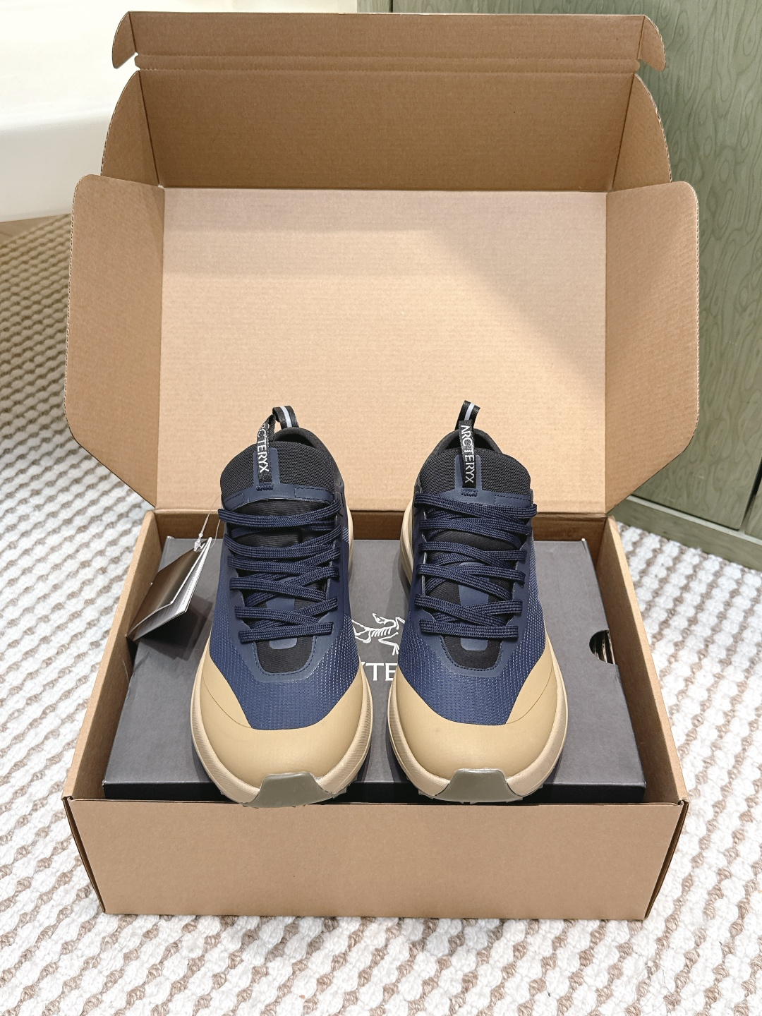 NO:592310,Purchasing agent ARCTERYX SYLAN 2025 new all-outdoor men's and women's multi-functional trail shoes, breathable sports shoes for rock climbing. The shoe structure midsole TPU chassis supports the protection of the feet. 3D molded rubber toe cap, integrated lacing system. The upper is made of tear-resistant mesh, TPU protective film and nubuck synthetic fabric. Lightweight, breathable, comfortable and wear-resistant, the insole is 4mm thick OrthoLite 3D molded insole.  The sole is made of Vibran, which is super elastic, non-slip and wear-resistant. Size Size36 37 38 39 40 41 42 43 44, casual shoes/sports shoes arc'teryx, sneakers19860909代购级 ARCTERYX始祖鸟 SYLAN 2025新款全户外男女同款 多功能越野鞋, 透气运动鞋攀岩旅 鞋子结构中底TPU底盘支持保护双脚 3D模具制橡胶鞋头,一体化系带系统 鞋面采用防撕裂网布、TPU保护膜和牛巴革合成面料 轻便透气 舒适耐磨, 鞋垫采用4mm厚OrthoLite 3D模制鞋垫 鞋底采用Vibran大底超级高弹 防滑耐磨. 码数 Size36 37 38 39 40 41 42 43 44,休闲鞋/运动鞋arc'teryx,sneakers,Women's Shoes