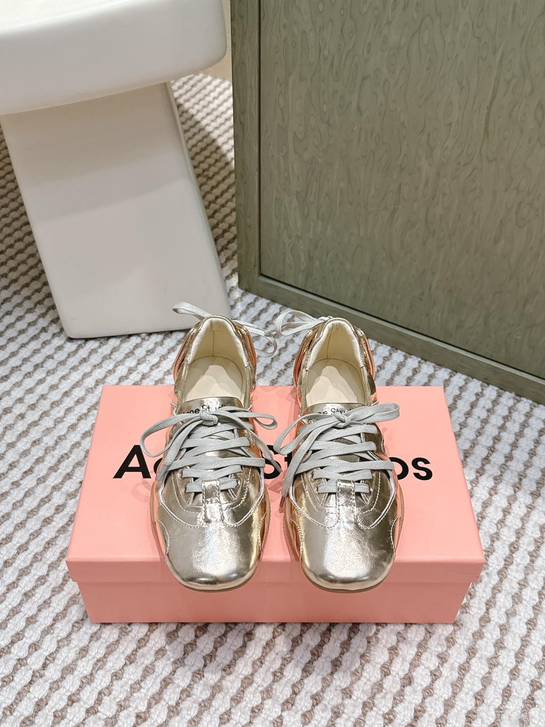 NO:592307,Purchasing agent Acne Studios 25ss new spring and summer catwalk ballet shoes. It can be said that every pair is a shoe that can be treasured. This year's ballet shoes are really beautiful. The design and ballet shoes are instantly stunning!  The details are completely compared to the original ones. The original molded outsole is very comfortable. Size#35-40 (40 orders are not returnable), mary jane,acne studios,dior,mary jane19860909代购级 Acne Studios 25ss 春夏季新款走秀款芭蕾鞋 可以说每一双都是可以珍藏的鞋子 今年这款芭蕾鞋真的是太美了 设计搭配芭蕾舞鞋瞬间仙儿到爆！ 细节完全对比原版做的相当精细 原版开模大底 舒适度拉满 Size#35-40(40订做不退换),玛丽珍,acne studios,dior,mary jane,Women's Shoes