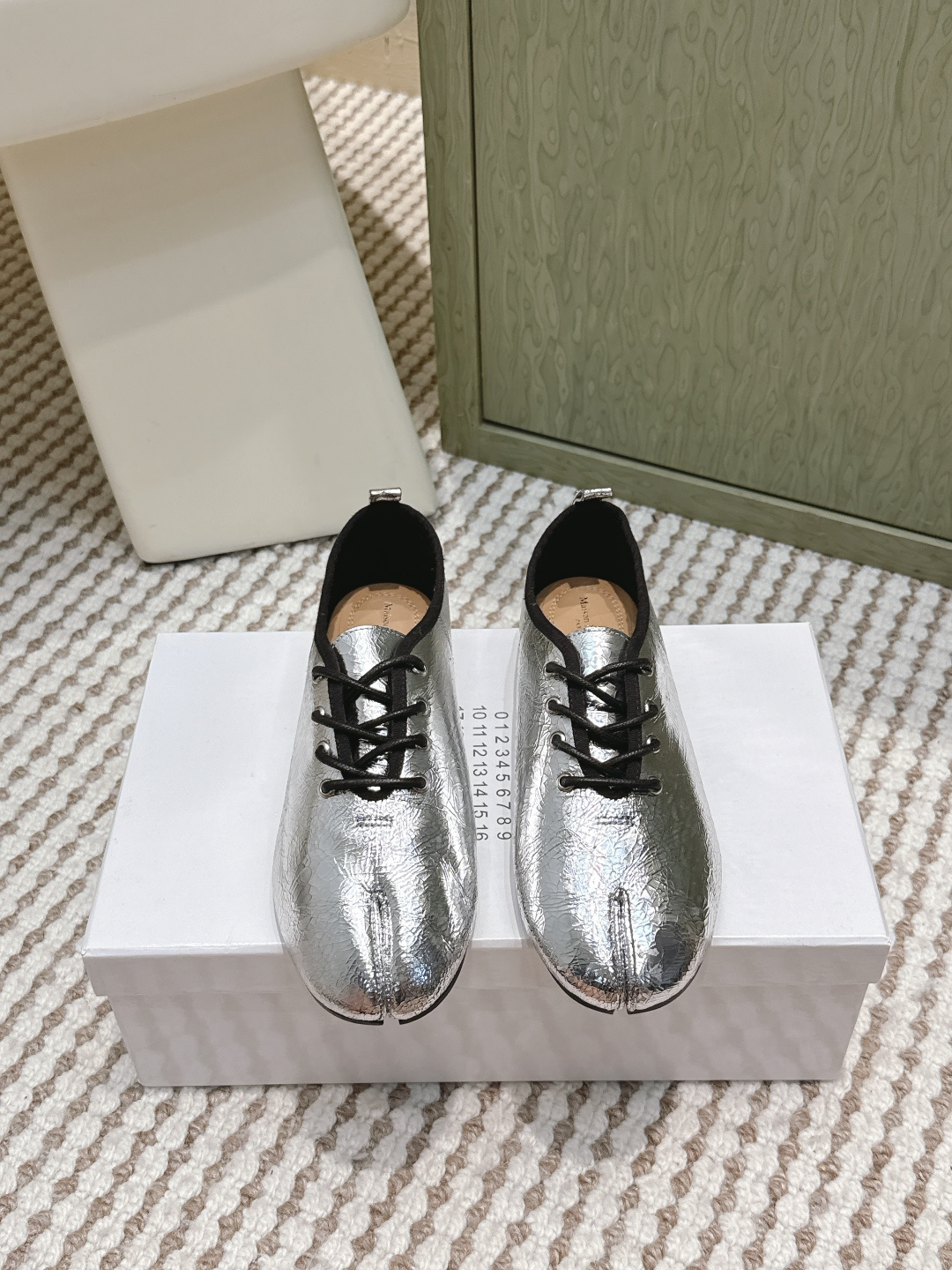 NO:592476,Purchasing agent level 2025 Maison Margie* Margie split-toe thick-heeled flat-soled vintage Mary Jane lace-up split-toe shoes. A great version, very difficult to make!  Margiela split-toe shoes have been pushed into the limelight again, and Xiaohongshu’s posts have exploded one after another!  A must-have for sexy and cool girls. Fried chicken on the feet looks good. Don’t worry, wear it and you will be the most unique existence among that group. Fabric: Vegetable-tanned cowhide. Lining: cowhide. Outsole. Genuine leather sole imported from Italy. Size: 35-39/40.41 Customized, non-returnable, non-exchangeable, Mary Jane, masion margiela,mary jane,cowhide19860909代购级 2025Maison Margie*马吉拉分趾粗跟平底复古玛丽珍系带分趾鞋 太棒了的版本 非常不好做！马吉拉分趾鞋又被推到风口啦 小红书发一个爆一个！性感酷辣女孩必备 上脚炒鸡好看 大家放心冲穿上它你就是那个人群中最独特的存在 面料植鞣牛皮 内里垫脚牛皮 大底 意大利进口真皮底 Size : 35-39/40.41定制不退不换,玛丽珍,masion margiela,mary jane,cowhide,Women's Shoes