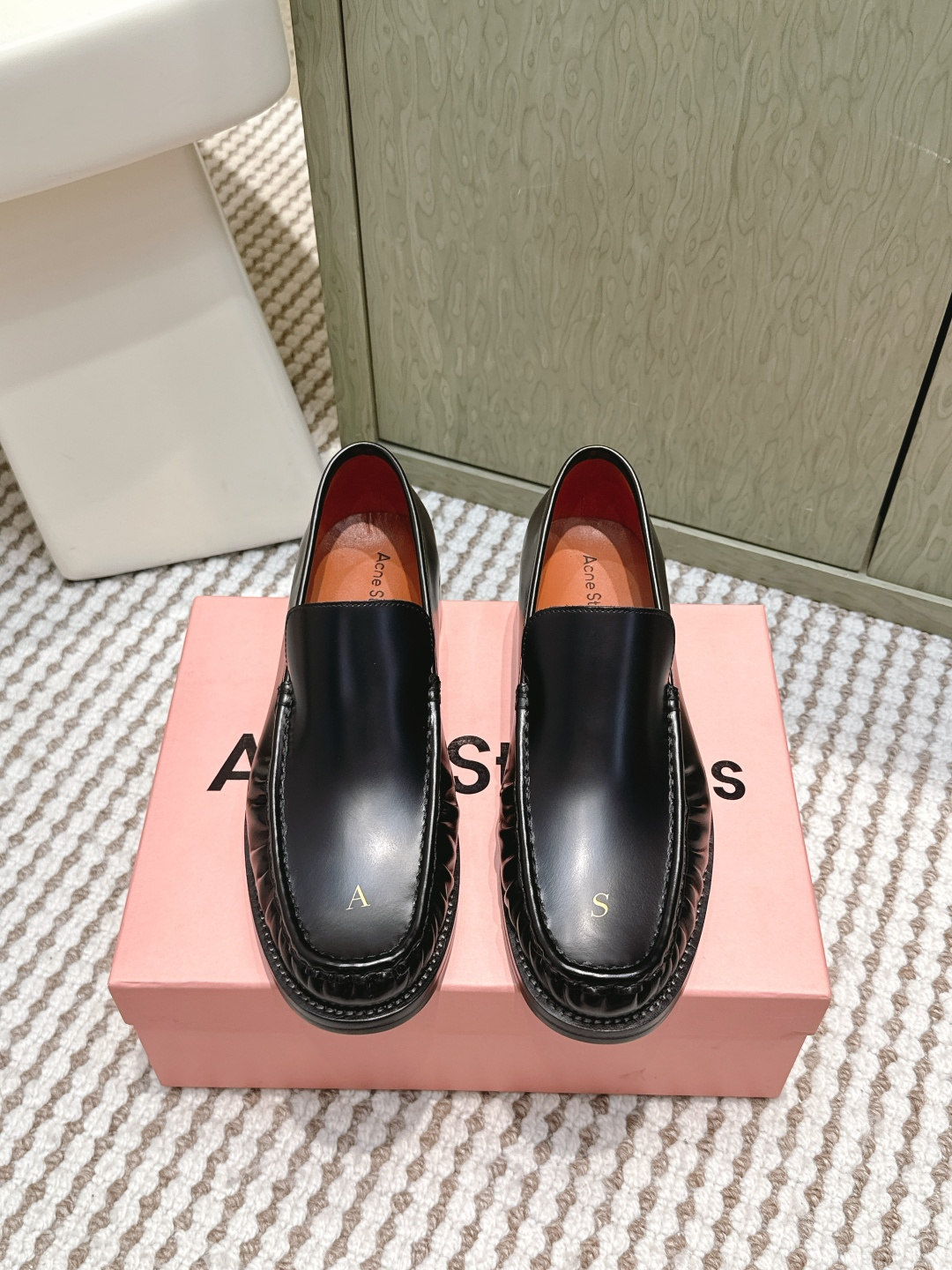 NO:592324,Purchasing-grade women's men's Acne Studio 25ss couple style loafers. I saw blogger danielsimmons wearing this pair of shoes before, so I decided to place an order at the counter to make them. They are very comfortable. The feet are wrinkled, so they will look better when worn. They are so popular today. The heels of the shoes are not worn and are very light and comfortable. The upper is beaded calfskin, and the lining is cowhide. Italian Goodyear leather outsole.  #男40-44,leather shoes,acne studios,dior,loafers,cowhide,Leather soles19860909代购级女 男 Acne Studio 25ss 情侣款 乐福鞋 之前看到博主 danielsimmons 穿了这双鞋,果断专柜下单做出来了,很舒服 脚边是做皱的,所以穿旧了会更好看 今天太流行啦 鞋子上脚跟没有穿一样特别轻巧舒适 鞋面开边珠小牛皮 内里牛皮 意大利固特异工艺真皮大底 Size#女35-39 #男40-44,皮鞋,acne studios,dior,loafers,cowhide,Leather soles,Women's Shoes