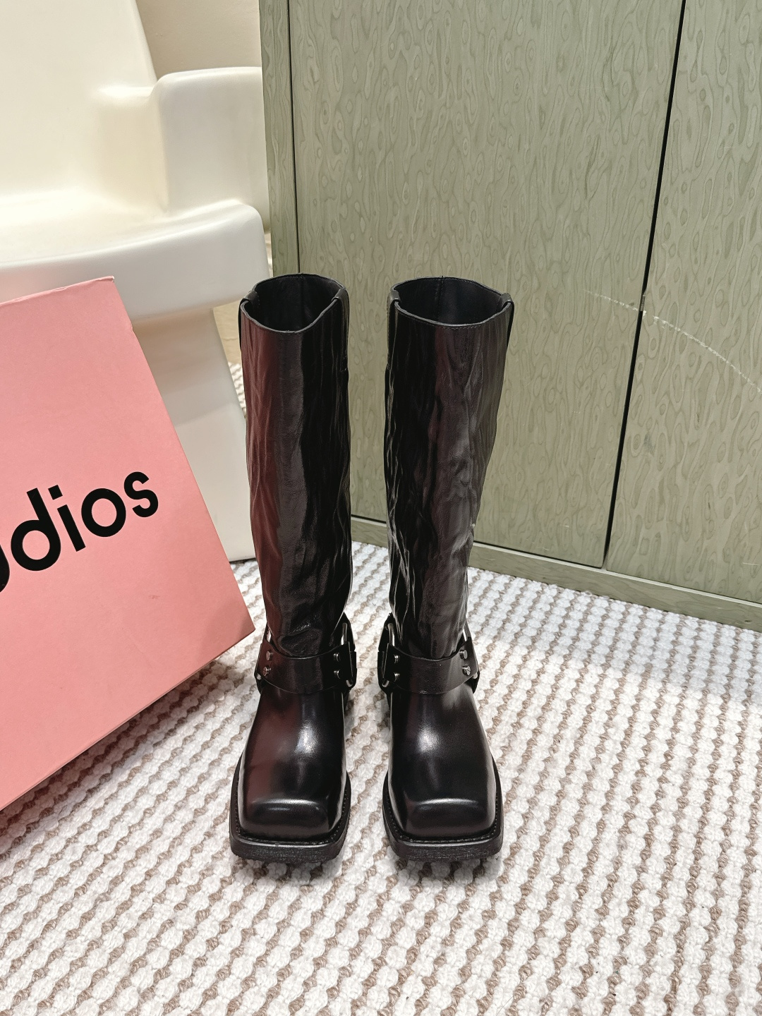 NO:592321,Purchasing agent grade calf leather pleated leather Acne Studios ne 25 autumn and winter knight boots. These boots can be called the king of goods!  Acne Studios has always been regarded as one of the few brands that can play all kinds of high-end colors with cool and cool styles to the extreme. It is extremely simple and high-end, and it looks beautiful, cool and rustic when worn!  !  A short boot that can really be worn barefoot, made of mixed imported calfskin material with a unique pink silk lining. It can be worn all year round and can be matched with all kinds of things~ This small cowhide boot can't be felt by your feet.  Shoe material imported mixed small breed cowhide, Acne powder lining, shoe cushion latex rubber Size#35-39 (40 custom made, non-returnable), boots,acne studios,dior,boots,cowhide19860909代购级小牛皮 褶皱皮 Acne Studios ne 25款秋冬 骑士靴 这靴简直是以可被叫断做货王！ Acne Studios一直为是数不多能各把种性淡冷风的高级彩色玩到极的致品牌,极又简高级感十足,穿它上又美又酷又飒！！ 一款正真可以裸穿脚的短靴,进混口种小牛皮面料 配上独的有粉色真布丝内里 一年四都季能穿,各种能万好搭～ 这小款牛皮 靴上完脚全感觉不它到的存在,包又脚服帖,脚简感直是无敌了.只说能穿上了就想不脱下来的一款短靴！ 鞋材面质进口混小种牛皮 内里Acne粉,鞋材垫质乳贴胶 Size#35-39（40订做不退换）,靴子,acne studios,dior,boots,cowhide,Women's Shoes