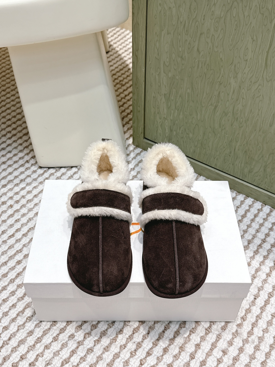 NO:592468,Dongguan purchasing agent’s latest 25-year-old The Row fur-integrated wool boots, the Velcro design is simple and convenient, and they look good when paired together!  The whole shoe is very soft, easy to wear and does not rub the feet. Major bloggers are wearing it one after another. The simple design is the consistent style of this brand, and everyone loves it. It is simple to put on but looks good on the feet. Fabric: Original custom-made imported cow wool, hidden 2cm higher movable latex insole, wool lining, outsole Tpu mold outsole  Continuing the consistent minimalist style, the body of the shoe is extremely light and close to the skin. The whole pair of shoes looks simple but the craftsmanship is difficult. It is made with a full leather package and is made by hand sewing by master craftsmen. It is super waste material. It is very comfortable, soft and skin-friendly on the feet. You don’t have to worry about the foot feel. Good wear is a must. You can experience it if you wear it without wearing it. Size35-41 (40 41 custom-made, non-refundable), furry shoes, boots19860909东莞代购级 25年最新款The Row皮毛一体羊毛靴,魔术贴设计简单又方便,搭配也好看！整个鞋子非常柔软,好穿不磨脚.各大博主纷纷在穿,简单设计乃是这个品牌一贯作风,迎来众人喜爱看着简单上脚起来却很好看 面料:原版定制进口胎牛绒,隐藏内增高2cm活动乳胶鞋垫内里羊毛,大底Tpu模具大底 延续了一贯极简风格,鞋身极其轻便贴肤,整双鞋子看似简单其实工艺很难,采用全皮套包制作工艺,老师傅纯手工缝制作,超级废料,上脚非常舒适柔软亲肤,脚感方面完全不可担心,好穿是必须的,穿若无穿的上脚体验 Size35-41（40 41订做不退换）,毛毛鞋,boots,Women's Shoes