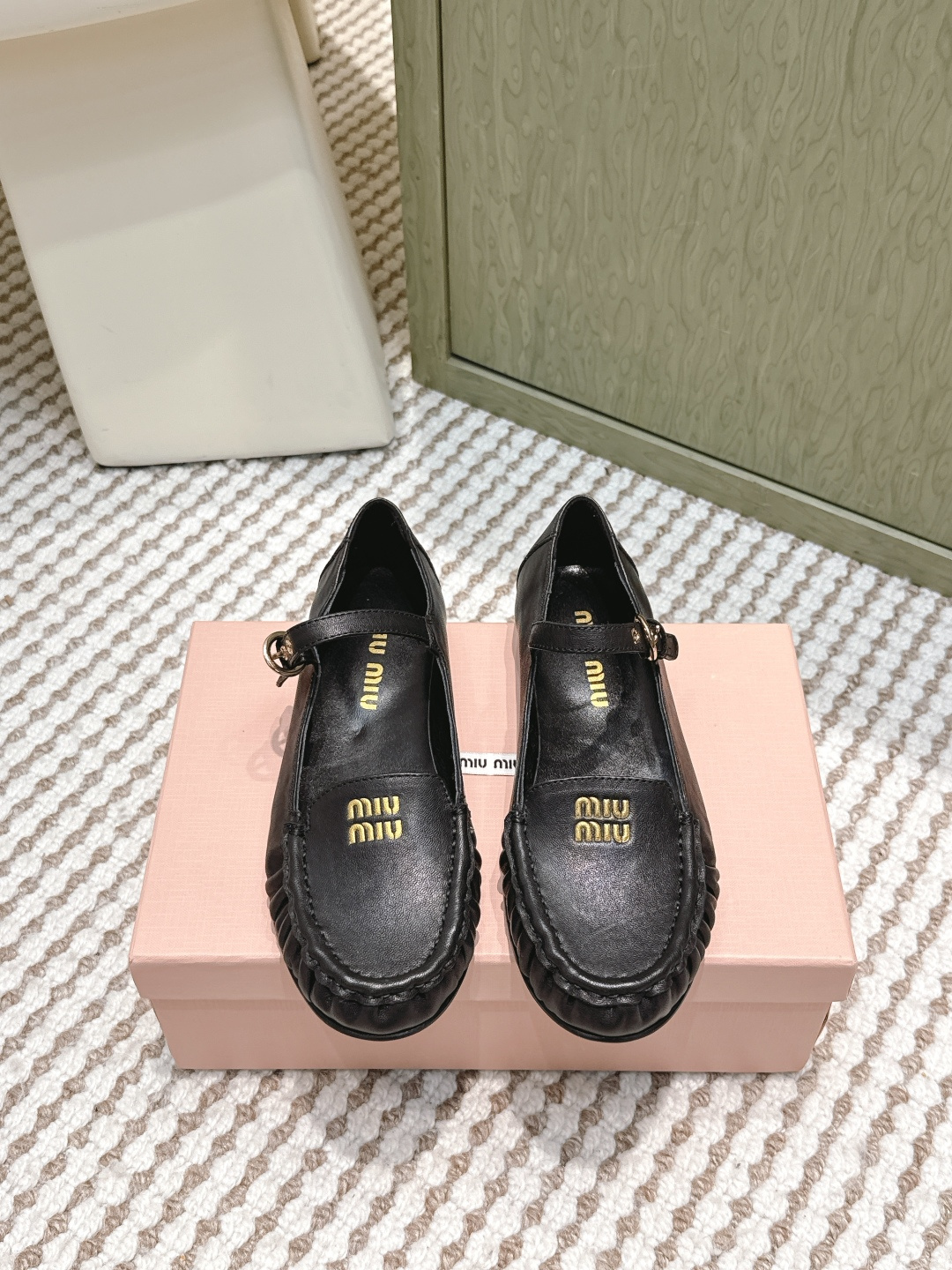 NO:592450,Spring and summer 26ssMiumiu Miu Miu retro Mary Jane shoes!  When the girly feel collides with the retro texture, this pair of shoes is the mood switch of the autumn and winter wardrobe, a daily versatile brand for sweet and cool girls. The 'MIU MIU' logo on the toe and the one-word buckle, the classic silhouette of the retro Mary Jane, hides the brand's unique girly feeling; the hand-made pleated stitching on the edge of the shoe brings relaxation into every step. The upper is imported sheepskin, the lining is sheepskin, and the outsole is genuine leather.  Shoe size 35-40 (custom-made sizes 41 and 42 are non-refundable), Mary Jane, miumiu, mary jane, sheepskin, Leather soles19860909春夏26ssMiumiu 缪缪 复古玛丽珍鞋！当少女感碰撞复古肌理,这双鞋就是秋冬日衣橱的氛围开关,甜酷女孩的日常百搭牌.鞋头烫金“MIU MIU”标识+一字扣带,复古玛丽珍的经典轮廓里,藏着品牌独有的娇俏少女感；鞋边手工褶皱缝线,把松弛感揉进每一步. 鞋面进口羊皮 内里羊皮 大底真皮大底 鞋码35-40（41、42定做不退换）,玛丽珍,miumiu,mary jane,sheepskin,Leather soles,Women's Shoes