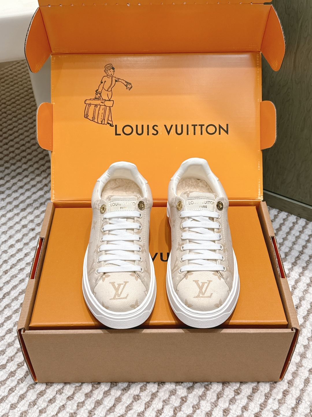 NO:592303,Purchasing agent level LouIs Vuitton Louis Vuitton TIME OUT casual sneakers, white shoes. This Time Out sneaker is spliced with cow leather and Monogram denim, echoing the current season's leather goods series. The denim luggage tag is fixed on the upper through a leather strap, highlighting Louis Vuitton's travel heritage. Dazzling inscribed eyelets and brand logo embossing on the tongue add exquisite details. Size 35-40, casual shoes/sports shoes, louis  vuitton,louis vuitton,sneakers,cowhide19860909代购级 LouIs Vuitton 路易威登TIME OUT休闲板鞋 小白鞋 本款Time Out运动鞋拼接牛皮革与 Monogram 丹宁布,与当季皮具系列遥相呼应.丹宁布行李牌通过皮革饰带固定于鞋面,彰显路易威登的旅行传承.耀目铭纹孔眼与鞋舌处品牌标识压纹增添考究细节. Size 35-40,休闲鞋/运动鞋,louis vuitton,louis vuitton,sneakers,cowhide,Women's Shoes