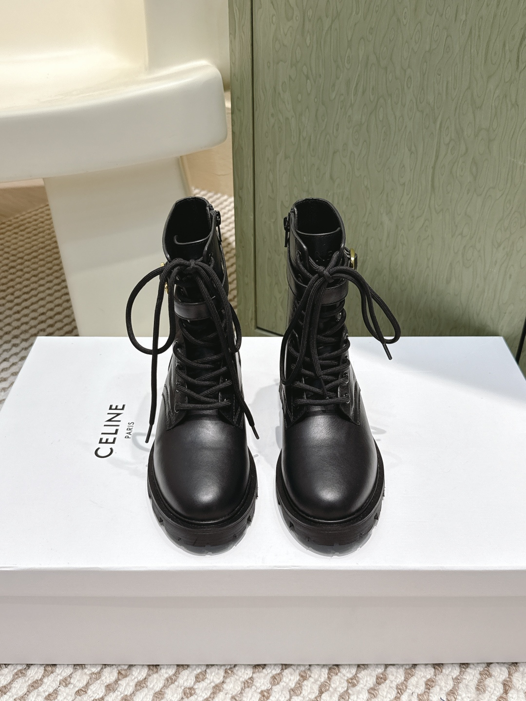 NO:592841,Purchasing-grade Celine 25ss new short boots, Martin boots, trendy boots, lace-up British style Martin boots, short Martin boots that can also be worn in summer. They are comfortable, breathable, simple and timeless, and are a classic that will never fade away in the fashion circle. The retro British style allows you to wear a different temperament. The material is imported cowhide from Italy, and the imported sheepskin inside is soft and comfortable. Size  35—39 (customized at 40.41), boots, celine, celine, boots, cowhide, sheepskin19860909代购级 Celine 赛琳 25ss新款短靴 马丁靴 潮靴 系带英伦风马丁靴短夏天也可以穿的马丁靴,舒适透气简约耐看不过时是时尚圈永不退潮的经典所在,复古的英伦风格,让你穿出不一样的气质,面料意大利进口牛皮,里进口羊皮柔软舒适 Size 35—39（40.41定做）,靴子,celine,celine,boots,cowhide,sheepskin,Women's Shoes