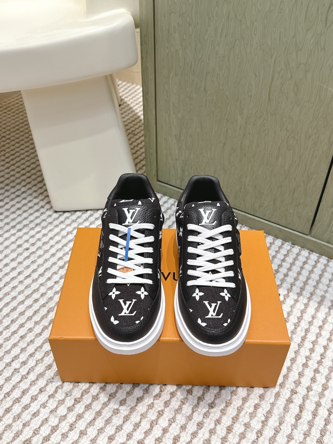 NO:592309,Purchasing agent level Louis vuitton ss25 autumn and winter pressed presbyopia casual thick-soled sports shoes white shoes original purchase, upgraded version of the old model at the counter, more harmonious vision, lighter foot feel highly recognizable, close your eyes and enter Size#39-44 (customized at 38.45), casual shoes/sports shoes, louis vuitton, sneakers19860909代购级 Louis vuitton ss25秋冬压老花 休闲 厚底 运动鞋 小白鞋 原版购入,专柜老款升级版本,视觉更协调,脚感更轻盈 辨识度极高,闭眼入 Size#39-44（38.45订做）,休闲鞋/运动鞋,louis vuitton,sneakers,Women's Shoes