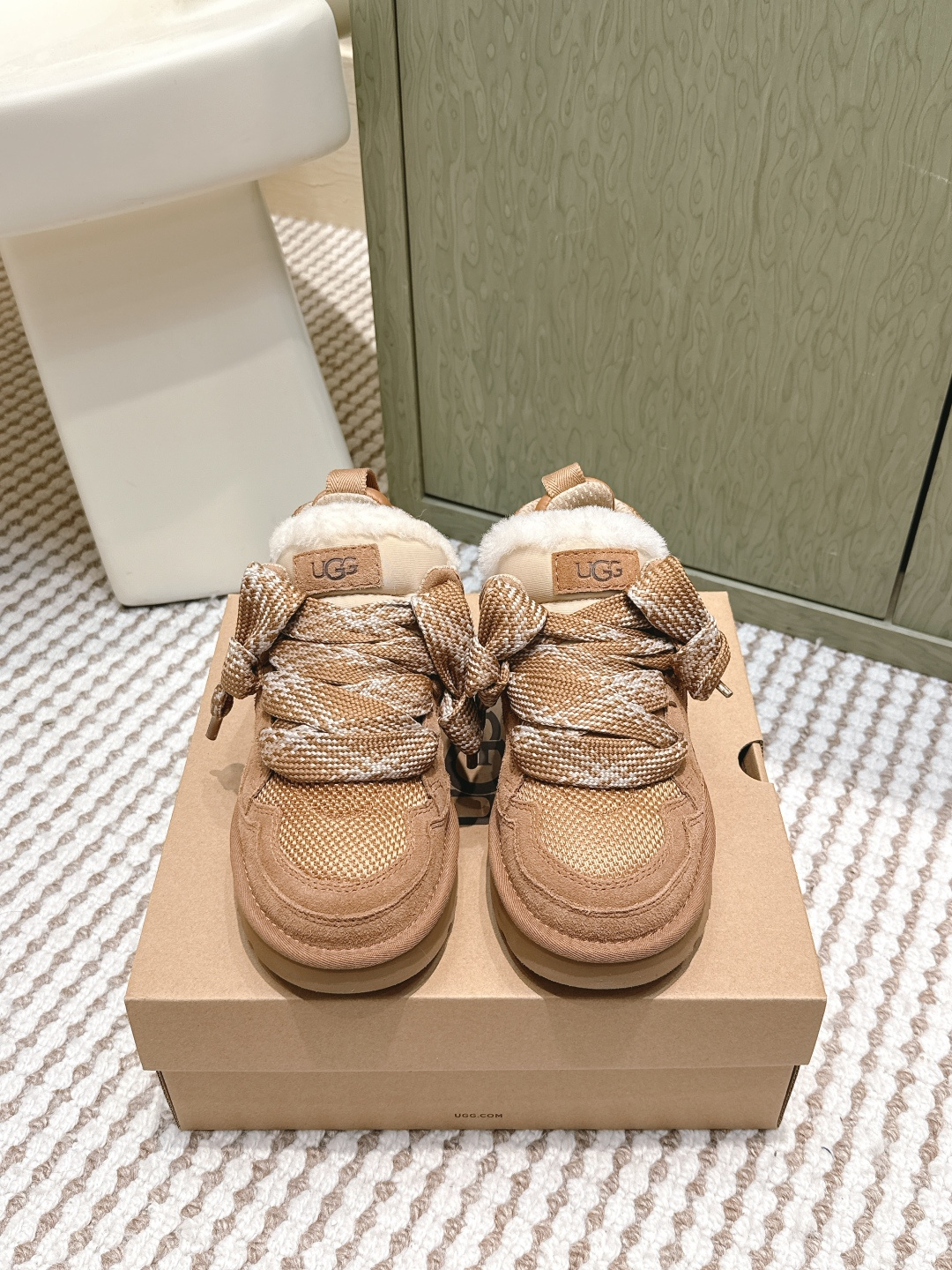 NO:646568,Purchasing agent UGG Mel series 25/winter new lace-up snow boots  Focusing on warmth and fashion, the upper is suede cowhide + fabric splicing, with a delicate texture and durability. The interior is made of Australian sheep fur, which is as soft as clouds and can wrap your feet warmly even at minus 10°C. The thick-soled design is non-slip and wear-resistant, suitable for commuting or in the snow! The shoelaces are adjustable and suitable for a variety of outfits. The low-cut design does not press on the instep. It looks slim when paired with leggings or jeans, and can easily increase the proportion of the legs. It is a versatile artifact in winter! Size  35-40 (customized for 40), casual shoes/sports shoes, boots, sneakers, jeans, cowhide, sheepskin19860909代购级 UGG梅尔系列 25/冬季新款系带 雪地靴 主打保暖与时尚,鞋面翻毛牛皮+织物拼接,质感细腻又耐用计.内里澳洲羊皮毛一体,柔软如云朵,零下10°C也能温暖包裹双脚.厚底设计防滑耐磨,通勤或雪地都OK!鞋带可调节,适配多种穿搭,低帮设计不压脚背,搭配打底裤或牛仔裤都很显瘦,轻松提升腿部比例,是冬季百搭神器! Size 35-40（40订做）,休闲鞋/运动鞋,boots,sneakers,jeans,cowhide,sheepskin,Women's Shoes