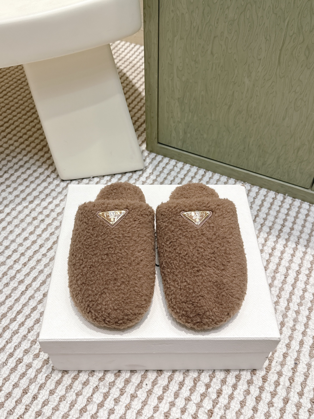 NO:592453,Purchasing-grade prada 25/autumn and winter furry slippers series, half-mug wool slippers, classic triangle buckle, comfortable, cute, cute, fashionable, elegant and versatile, the wool is comfortable and soft, awakening the warmth of autumn and winter. It allows you to walk comfortably from morning to night. With socks, you can easily control the changes in the four seasons. Wool, sheep pattern inner padding, original outsole!  Size 35-40 (Customized for 40), half-shoes, prada, prada, slippers, socks19860909代购级 prada普拉达25/秋冬毛毛拖鞋系列 半拖羊毛拖鞋 经典三角扣 舒适 萌萌哒 可爱 时尚 高雅 百搭 ,羊毛舒适柔软,唤醒秋冬暖意.让您从早到晚舒适踱步.搭配袜子可以轻松驾驭四季变幻.羊毛,绵羊纹内里垫脚,原版大底！ Size 35-40（40订做）,半拖毛毛鞋,prada,prada,slippers,socks,Women's Shoes