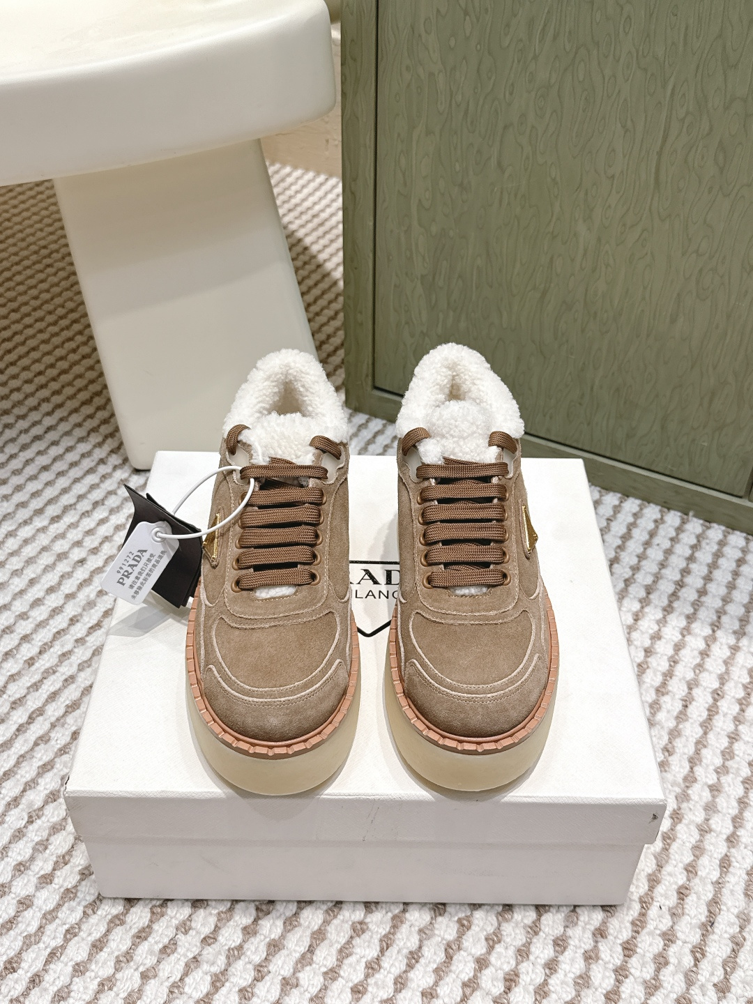 NO:592459,Purchasing agent PRADA 25ss new autumn and winter triangular buckle thick-soled furry casual shoes for women. This thick-soled series has a high export rate in European and American street photography. It is also very popular on Instagram. I have adjusted the shoe last for a month to keep the smoothness of the overall line consistent with the original version. It is really attractive. I believe that women with taste will fall in love with it. The PRAD*A series never disappoints, a weapon for goddesses... Size  35-41 (customized at 40.41), casual shoes/sports shoes, prada, prada, sneakers19860909代购级 PRADA 普拉达 25ss秋冬新款三角扣厚底毛里休闲单鞋女 新款上架这款厚底系列,在欧美街拍中出境率超高,ins也是火了一把,调鞋楦都调了一个月整体线条流畅性保持跟原版一致,真的太有魅力了,我相信有品味的女人会看上它,PRAD*A系列一向不会令人失望,女神的利器…… Size 35-41（40.41订做）,休闲鞋/运动鞋毛毛鞋,prada,prada,sneakers,Women's Shoes