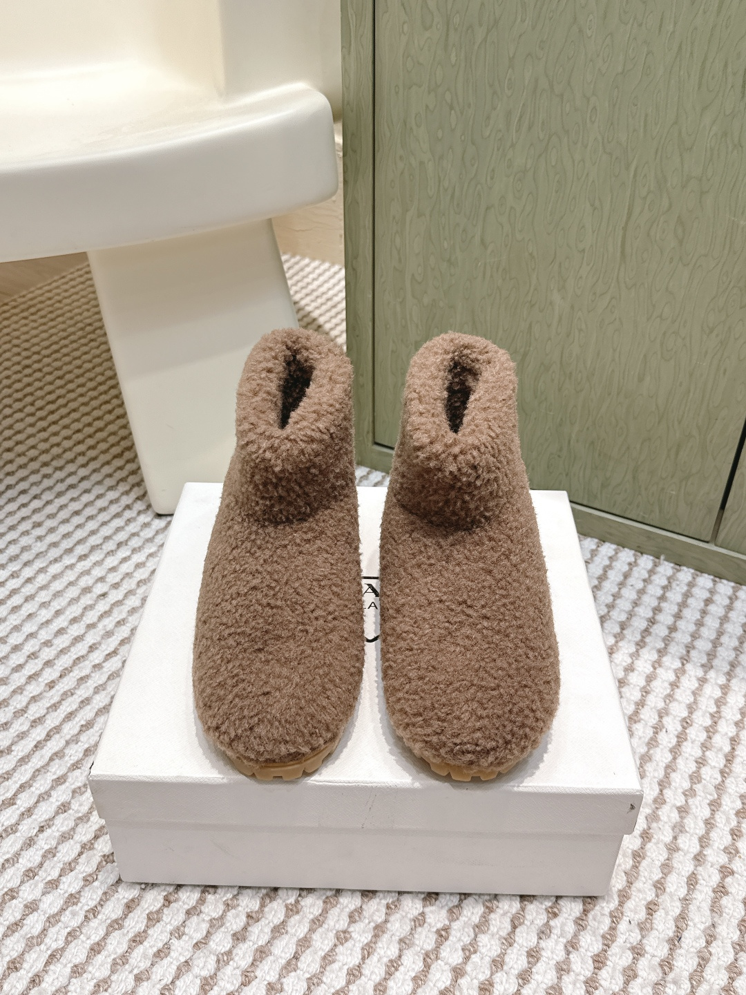 NO:592456,Purchasing agent Prada 25/Autumn and winter furry short boots, snow boots, classic triangle buckle, comfortable, cute, cute, fashionable, elegant and versatile, the wool is comfortable and soft, awakening the warmth of autumn and winter. Let you walk comfortably from morning to night. You can easily control the changes of the four seasons. Wool, original outsole!  Size 35-40 (customized for 40), snow boots, prada, prada, boots19860909代购级 prada普拉达25/秋冬毛毛短靴 雪地靴 经典三角扣 舒适 萌萌哒 可爱 时尚 高雅 百搭 ,羊毛舒适柔软,唤醒秋冬暖意.让您从早到晚舒适踱步.可以轻松驾驭四季变幻.羊毛,原版大底！ Size 35-40（40订做）,雪地靴,prada,prada,boots,Women's Shoes