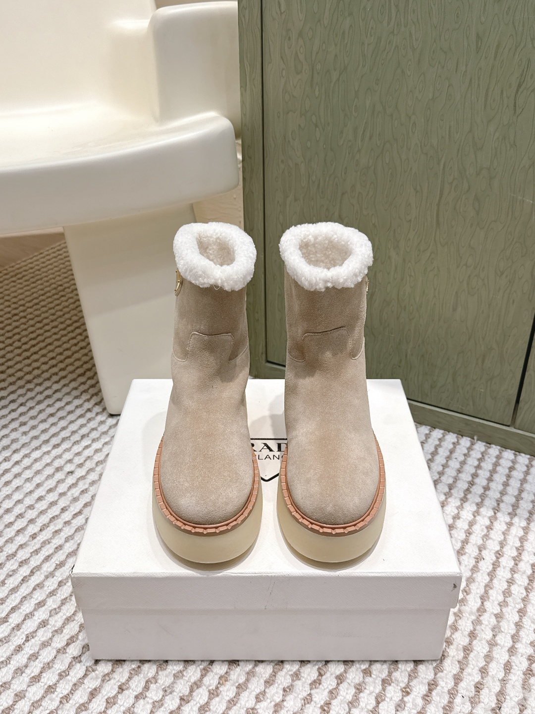 NO:592462,Purchasing agent PRADA 25ss new triangle buckle thick-soled furry short boots for women in autumn and winter. This thick-soled series is now on the shelves. It has a high exit rate in European and American street photos. It is also very popular on Instagram. I have adjusted the last for a month to keep the smoothness of the overall line consistent with the original version. It is really attractive. I believe that women with taste will fall in love with it. The PRAD*A series never disappoints. It is a weapon for goddesses... Size  35-41 (customized at 40.41), snow boots, prada, prada, boots19860909代购级 PRADA 普拉达 25ss秋冬新款三角扣厚底毛里短靴女 新款上架这款厚底系列,在欧美街拍中出境率超高,ins也是火了一把,调鞋楦都调了一个月整体线条流畅性保持跟原版一致,真的太有魅力了,我相信有品味的女人会看上它,PRAD*A系列一向不会令人失望,女神的利器…… Size 35-41（40.41订做）,雪地靴,prada,prada,boots,Women's Shoes