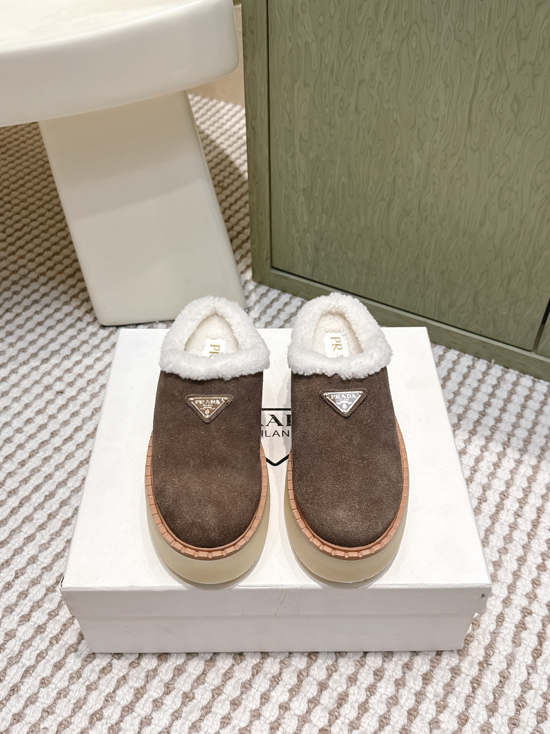 NO:592312,Purchasing agent PRADA 25ss new autumn and winter triangular buckle thick-soled furry casual shoes for women. This thick-soled series has a high export rate in European and American street photography. It is also very popular on Instagram. I have adjusted the shoe last for a month to keep the smoothness of the overall line consistent with the original version. It is really attractive. I believe that women with taste will fall in love with it. The PRAD*A series never disappoints, a weapon for goddesses... Size  35-41 (customized at 40.41), half-shoes, prada, prada19860909代购级 PRADA 普拉达 25ss秋冬新款三角扣厚底毛里休闲单鞋女 新款上架这款厚底系列,在欧美街拍中出境率超高,ins也是火了一把,调鞋楦都调了一个月整体线条流畅性保持跟原版一致,真的太有魅力了,我相信有品味的女人会看上它,PRAD*A系列一向不会令人失望,女神的利器…… Size 35-41（40.41订做）,半拖毛毛鞋,prada,prada,Women's Shoes