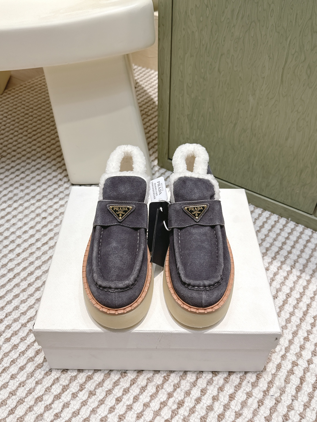 NO:592465,Purchasing agent PRADA 25ss new autumn and winter triangular buckle thick-soled furry casual shoes for women. This thick-soled series has a high export rate in European and American street photography. It is also very popular on Instagram. I have adjusted the shoe last for a month to keep the smoothness of the overall line consistent with the original version. It is really attractive. I believe that women with taste will fall in love with it. The PRAD*A series never disappoints, a weapon for goddesses... Size  35-41 (customized at 40.41), fur shoes, prada, prada19860909代购级 PRADA 普拉达 25ss秋冬新款三角扣厚底毛里休闲单鞋女 新款上架这款厚底系列,在欧美街拍中出境率超高,ins也是火了一把,调鞋楦都调了一个月整体线条流畅性保持跟原版一致,真的太有魅力了,我相信有品味的女人会看上它,PRAD*A系列一向不会令人失望,女神的利器…… Size 35-41（40.41订做）,毛毛鞋,prada,prada,Women's Shoes