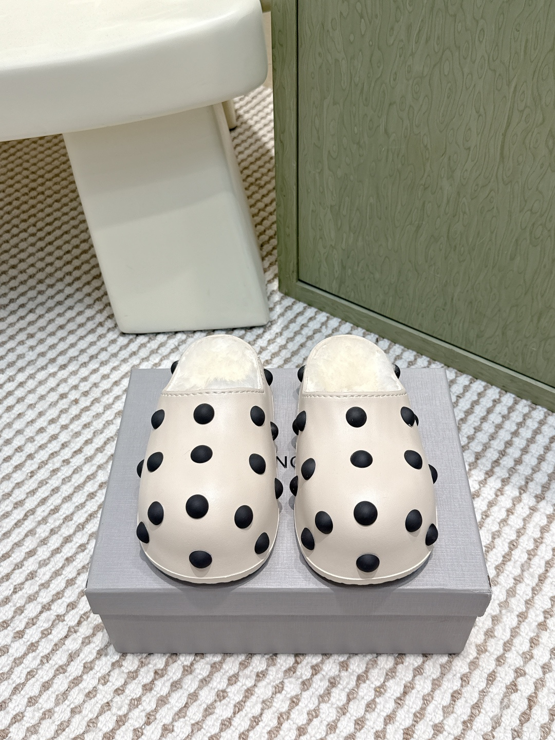 NO:592300,Purchasing agent grade BALENCIAGA Astro Boy thick-soled fur flip flops. A favorite among fashion bloggers and European and American stars. A must-have for winter. Stylish but not overly ostentatious. The upper is made of nubuck leather. The lining is really fluffy and soft, and feels particularly comfortable next to the skin. Exquisite hand-sewn stitching. The logo on the upper gives a high-end feel. The sole height is 5CM. The original rubber anti-slip and wear-resistant sole!  Size35-40 (40 customized), half drag, balenciaga, balenciaga19860909代购级 BALENCIAGA 巴黎世家阿童木款厚底毛毛拖 时装博主与欧美明星大爱款 冬季必备款 时尚却不过分张扬鞋面磨砂皮 内里真毛特别的蓬松柔软、亲肤脚感特别舒服 精致的手工缝纫走线 鞋面logo高级感满满 大底高度5CM 原版橡胶防滑耐磨底！ Size35-40（40订做）,半拖,balenciaga,balenciaga,Women's Shoes