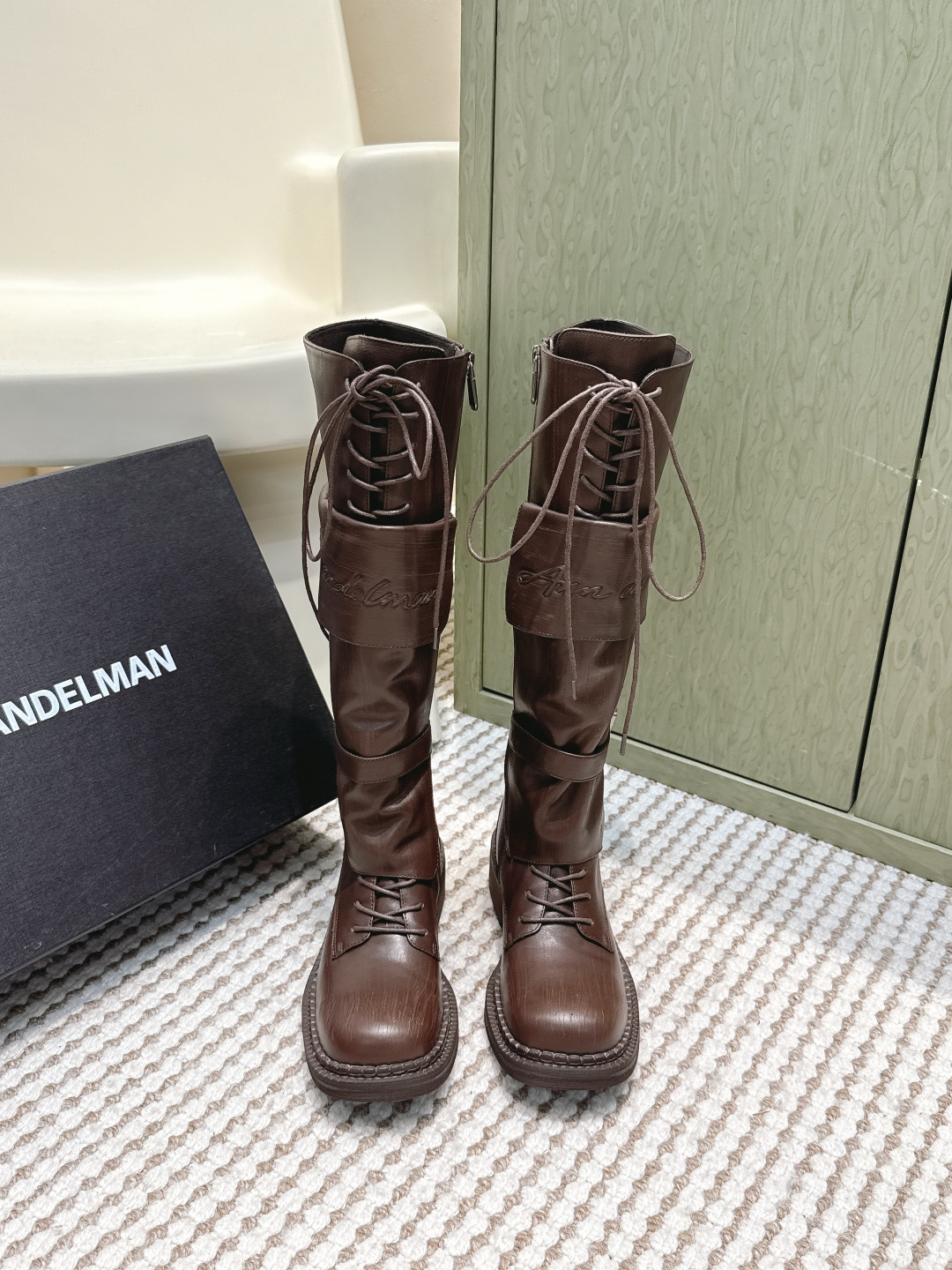 NO:592318,Purchasing-grade short boots, high boots, Ann andelman 25 niche belt buckle retro high boots/short boots. The body of the shoe is made of fetal cow textured leather. The natural texture has a retro texture that has been deposited by time. You can feel the stunning physical texture by touching it. Say goodbye to the flat visual thinness. The eye-catching strap belt buckle design breaks the boring feeling of high boots. The freely adjustable lace details not only add a layer of styling, but also fit the leg lines and modify the neat leg shape.  Whether you pair it with a woolen coat to create a French elegance or a leather skirt to create a cool style, you can easily stand out from the crowd as a 'basic style' and use a niche design sense to wear an effortless high-end retro style. Size 35-41 (40 41 custom-made, non-refundable), boots, boots, skirts19860909代购级短靴 高靴 Ann andelman 25小众皮带扣复古高靴/短靴 甄选胎牛摔纹皮料打造鞋身 自然纹理自带时光沉淀的复古质感 上手触摸便能感知实物质感的惊艳 告别平面化的视觉单薄 点睛的绑带皮带扣设计 打破高靴的沉闷感b可自由调节的系带细节既添造型层次 又能贴合腿部线条 修饰出利落腿型 无论是搭配毛呢大衣营造法式优雅 还是配皮质短裙打造酷飒风格 都能让你在人群中轻松跳出“基础款”,用小众设计感穿出不费力的高级复古味 Size35-41（40 41订做不退换）,靴子,boots,skirts,Women's Shoes