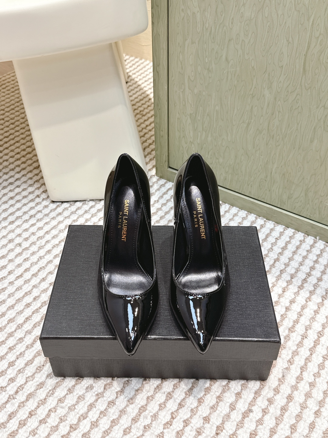 NO:593664,Purchasing agent YSL Yves Saint Laurent 25s Opyum patent leather letter high-heeled shoes YSL Opyum high heels, black patent leather + metal interlocking YSL letter heels, 11cm special-shaped heel design, simple and highly recognizable! The pointed toe shape lengthens the leg line and shows the slender ankle. It can be easily worn in a workplace suit or an evening dress, and it has a full aura.  Italian genuine leather outsole, comfortable and durable, suitable for long-term wear. The patent leather has perfect luster and looks great with skirts and trousers. It is a must-have classic item for mature women's wardrobe! Size 35-41 (customized at 40.41), high heels, saint laurent, saint laurent, high heels, skirts, business suit, Leather soles19860909代购级 YSL 圣罗兰25s Opyum漆皮字母高跟单鞋 YSL Opyum高跟鞋,黑色漆皮+金属互锁YSL字母鞋跟,11cm异形跟设计,简约又超有辨识度!尖头造型拉长腿部线条,显脚踝纤细,职场西装or晚宴礼服都能轻松驾驭,气场全开子. 意大利真皮大底,舒适又耐用,适合长时间穿着.漆皮光泽感满分,搭配裙装裤装都很出彩,是成熟女性衣橱必备经典单品! Size 35-41（40.41订做）,高跟鞋单鞋,saint laurent,saint laurent,high heels,skirts,business suit,Leather soles,Women's Shoes