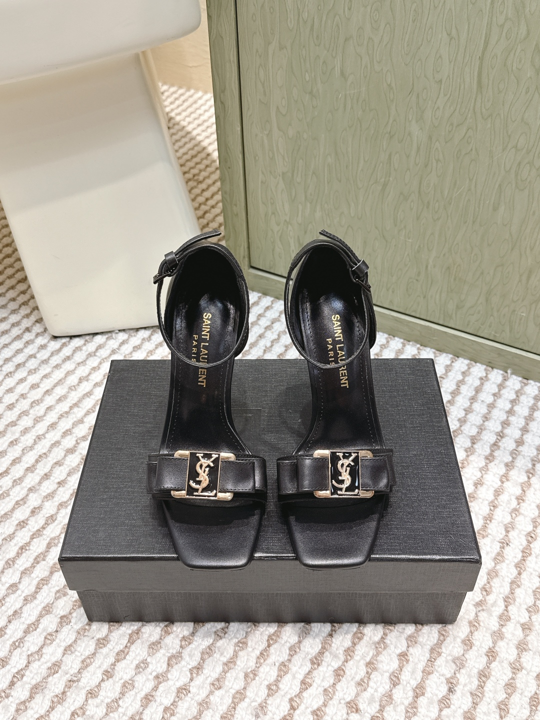 NO:593661,Purchasing-grade YSL Saint Laurent 25s Claude black patent leather high-heeled sandals YSL Claude series black patent leather high-heeled shoes, square toe design + metal YSL logo, simple and high-end design. The stiletto heel is about 6cm, elongating the leg line, perfect elegance! The upper is glossy, easy to clean, and the heel is adjustable straps, which makes it more stable to wear. It is a plus point for wearing with skirts or dresses in spring and summer. It can be easily managed for commuting, banquets, and parties. Get exquisite femininity! Size  35-41 (customized at 40.41), high heels and sandals, saint laurent, saint laurent, sandals, high heels, skirts19860909代购级 YSL 圣罗兰25s Claude黑色漆皮高跟凉鞋 YSL Claude系列黑色漆皮高跟鞋,方头设计+金属YSL标志,简约又高级计.细跟约6cm,拉长腿部线条,优雅气质满分! 鞋面光泽感强,易清洁,后跟可调节绑带,穿着更稳固.春夏搭裙装或礼服都超加分,通勤、宴会、派对都能轻松驾驭,精致女人味get! Size 35-41（40.41订做）,高跟鞋凉鞋,saint laurent,saint laurent,sandals,high heels,skirts,Women's Shoes