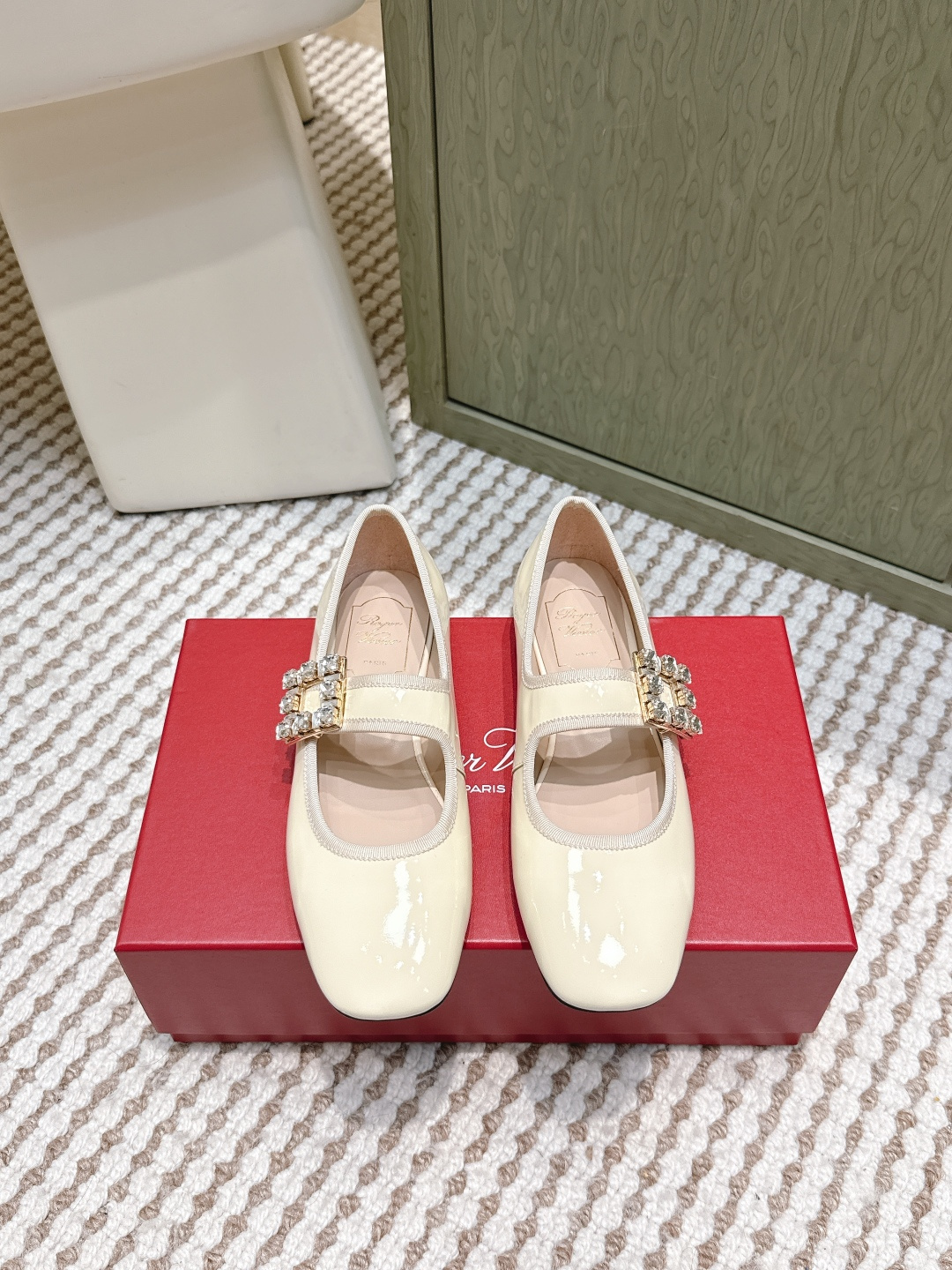 NO:593652,Purchasing-grade Roger Vivier 25s Diamond Buckle Mary Jane Shoes Roger Vivier Diamond Buckle Mary Jane Shoes, classic Tres Vivier series, black patent leather + metal diamond buckle, elegant retro and ultra-modern! Square toe design + flat bottom/low heel, easy to use for daily commuting, dating, and formal occasions. Soft and comfortable upper, versatile skirts and trousers, French retro or light sophisticated style can be held ~ exquisite craftsmanship + durable materials, a must-have for fashionistas! Size  35-41 (customized on 34.40.41), single shoes, roger vivor, mary jane, skirts19860909代购级 Roger Vivier 25s 钻扣玛丽珍鞋 Roger Vivier钻扣玛丽珍鞋,经典Tres Vivier系列,黑色漆皮+金属钻扣,优雅复古又超有现代感! 方头设计+平底/低跟,日常通勤、约会、正式场合都能轻松驾驭鞋面柔软舒适,百搭裙装裤装,法式复古or轻熟风都能 hold住~精致工艺+耐用材质,时髦精们必入! Size 35-41（34.40.41订做）,单鞋,roger vivier,mary jane,skirts,Women's Shoes