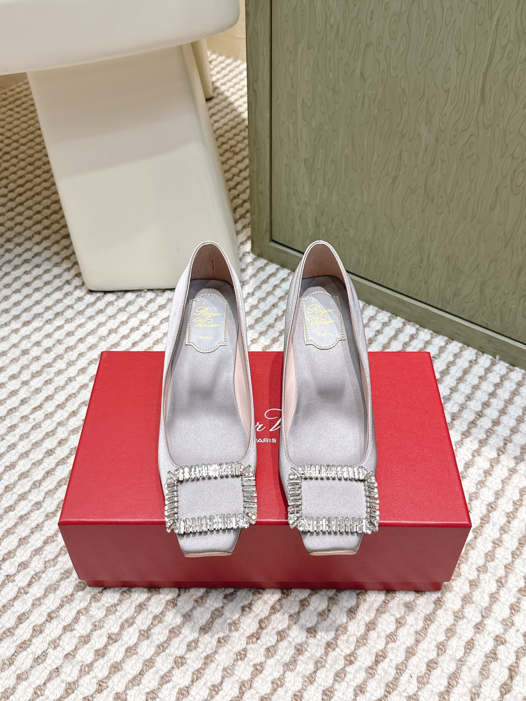 NO:593655,Purchasing agent Roger Vivier Trompette Crystal satin flat high heels Roger Vivier Trompette Crystal silk satin high heels, classic square toe + rhinestone square buckle, elegant and luxurious! The upper is made of high-grade gray satin, soft and shiny, with Swarovski crystals, and the details are super exquisite. The 7cm horn heel is comfortable and elegant, and can be easily used for commuting, banquets and weddings. Inspired by the 1970s, it has sharp lines and a low-key sense of luxury. It is a must-have for ladies and old money styles.  Size 35-41 (customized at 34.40.41), single shoes, roger vivor, swarovski, high heels, real silk, silk fabric19860909代购级 Roger Vivier Trompette Crystal绸缎平底 高跟鞋 Roger Vivier Trompette Crystal真丝绸缎高跟鞋,经典方头+水钻方扣,优雅又奢华! 鞋面是高级灰色绸缎,柔软有光泽,搭配施华洛世奇水晶,细节超精致.7cm喇叭跟,舒适又显气质,通勤、宴会、婚礼都能轻松驾驭.灵感来自70年代,线条锐利,低调高级感满分,是名媛风和老钱风穿搭必备单品 Size 35-41（34.40.41订做）,单鞋,roger vivier,swarovski,high heels,real silk,silk fabric,Women's Shoes