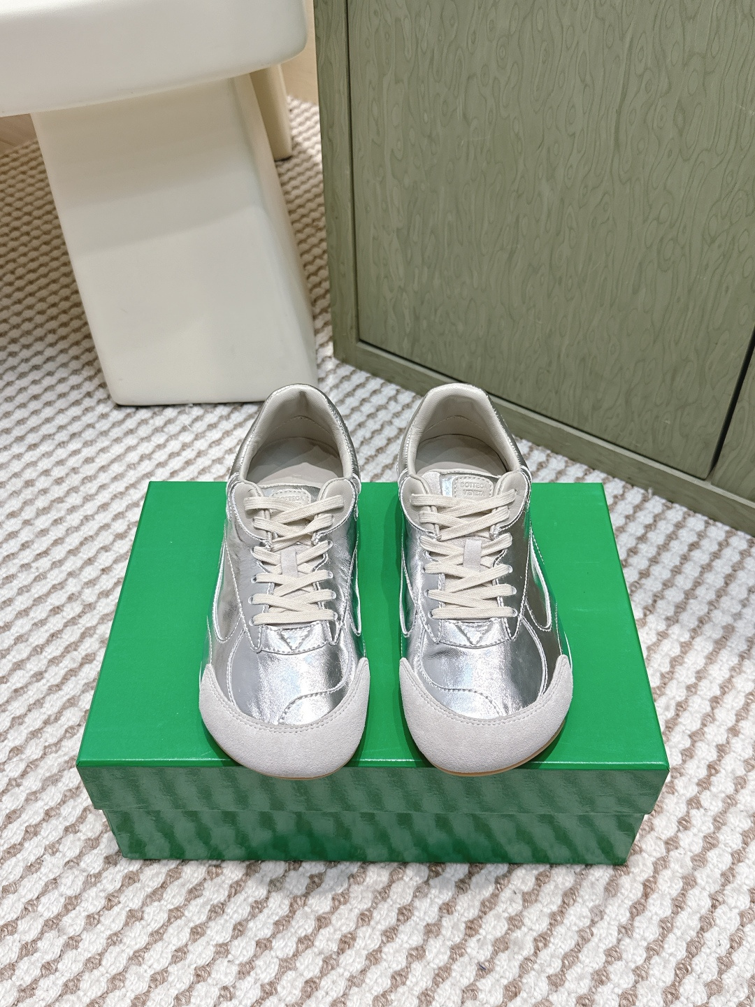 NO:593672,Purchasing agent level Bottega Veneta BV Bottega Veneta 25ss new Forrest Gump shoes Dexun sneakers Sneaker technology nylon and suede, inspired by retro sneakers, a new interpretation of classic sneakers, a light, comfortable and breathable summer must-have item. The sole uses a classic woven texture, which is very recognizable, and the nylon suede stitching gives a full texture!   Size#Female 35-40 (40 orders are not returnable), casual shoes/sports shoes,bottega veneta,bottega veneta,bottega veneta,sneakers,chamois leather19860909代购级 Bottega Veneta BV葆蝶家 25ss新款 阿甘鞋 德训运动鞋 Sneaker科技尼龙和绒面打造,灵感来自复古球鞋,全新演绎经典运动鞋,轻便、舒适、透气的夏季必备单品 鞋底采用经典的编织纹理,超有辨识度,尼龙麂皮拼接,满满的质感呈现！  Size#女35-40（40订做不退换）,休闲鞋/运动鞋,bottega veneta,bottega veneta,bottega veneta,sneakers,chamois leather,Women's Shoes