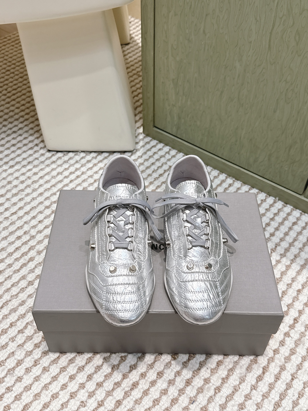 NO:593675,Purchasing agent Balenciaga new model of moral training shoes, casual shoes, originally purchased and developed, made by Balenciaga, Balenciaga's latest hidden model, soft calfskin matching and classic double logos, full of retro feel, a casual shoe that girls must buy this year, sole design, super soft, and shipped to the counter. The fabric is original custom butter leather, the lining is imported custom cowhide lining, the sole is original molded rubber outsole  Size35-40 (40 is custom-made and non-refundable), casual shoes/sports shoes, balenciaga, balenciaga, balenciaga, sneakers, cowhide19860909代购级 Balenciaga 巴黎世家 新款 德训鞋休闲鞋 原版购入开发 做货 巴黎家最新隐藏款 柔软小牛皮配搭和经典双logo满满的复古感 今年女孩必入的一款休闲鞋 鞋底设计 超级柔软 配合送专柜 面料原版定制牛油皮 内里进口定制牛皮里 鞋底原版开模橡胶大底 Size35-40（40定做不退换）,休闲鞋/运动鞋,balenciaga,balenciaga,balenciaga,sneakers,cowhide,Women's Shoes