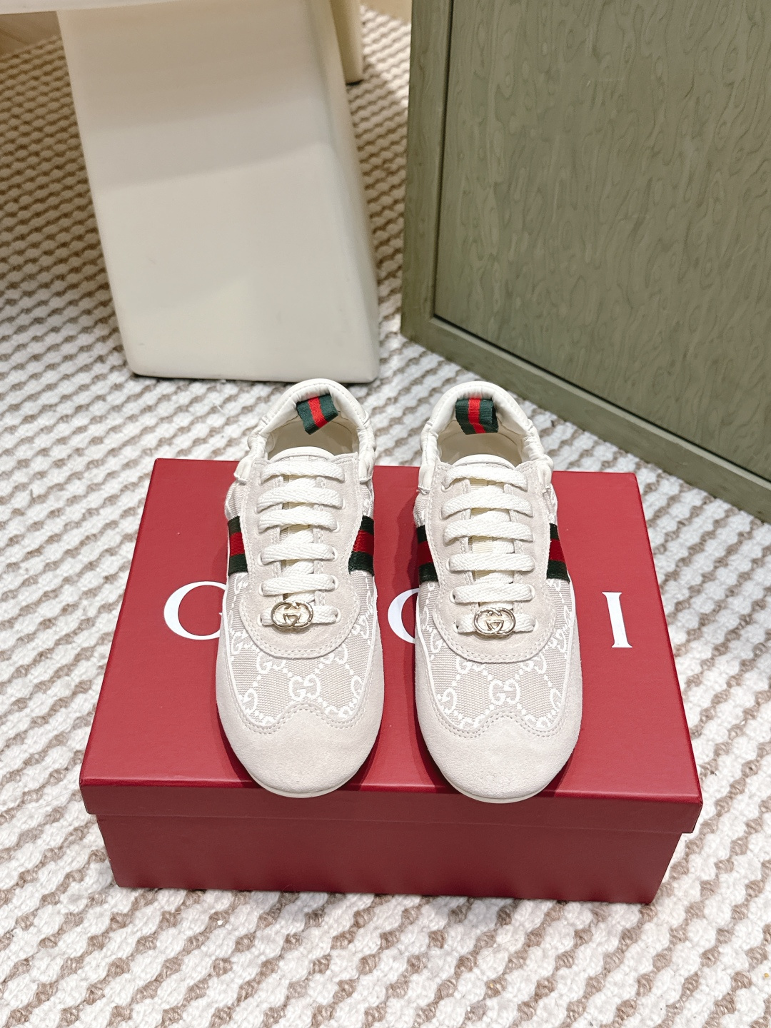 NO:593649,Purchasing-grade women's men's Gucci 2026 catwalk series couple's moral training thin-soled sports shoes The Gucci series is newly launched, with light design that reinterprets sports style. The neat silhouette adds a sense of freedom and highlights the exquisite texture when moving. The webbing details are like an endless ribbon running through the entire design, and the side stitching details add the finishing touch. The original version is developed one to one. Suede splicing original molded upper Original molded outsole  Size35-45 (45 is custom-made and cannot be returned or exchanged), casual shoes/sports shoes, gucci, sneakers, chamois leather19860909代购级女 男 Gucci 2026走秀款系列情侣款德训薄底 运动鞋 Gucci 系列全新上市,轻盈设计焕新诠释运动风尚.利落廓形更添自在本色,行动间彰显精致质感.织带细节宛如一道延绵不绝的饰带贯穿于整个设计,侧边缝线细节增添点睛之笔. 原版一比一开发 麂皮拼接原版开模鞋面 原版开模大底 Size35-45（45定做不退换）,休闲鞋/运动鞋,gucci,sneakers,chamois leather,Women's Shoes