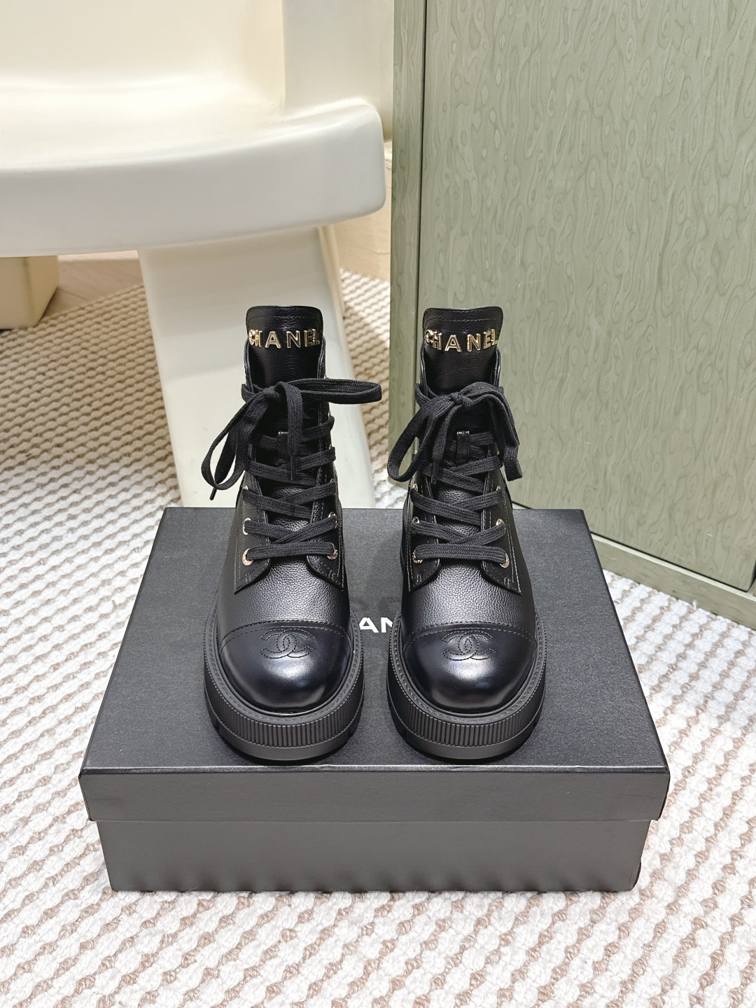 NO:593657,Purchasing-grade CHANEL Chanel 2025 latest Martin boots series!  Top catwalk show series Chan*l/Xiaoxiang new autumn and winter style, the main autumn and winter season style, super explosive style!  A must-have item for travel!  It looks good with any combination. It is a beautiful shoe that is worthy of being put in the closet. It is a must-have travel item for MM. It is exclusively customized to purchase the top version. The pure black upper is the original custom leather cowhide. The lining is sheepskin imported from Italy. Size#35-40 (40 41 custom-made, non-refundable and non-exchangeable), boots, chanel, chanel, boots, sheepskin19860909代购级 CHANEL 香奈儿2025最新马丁靴系列！ 顶走级秀系列 Chan*l/小香秋冬新款,秋冬主季打款,超爆级款的节奏！ 出行必备单品！随意搭配么怎穿都好看 值得收鞋入柜的一款美鞋 实超物级美 MM必备出行单品,独家订制代购顶级版. 鞋面纯黑是原版定制皮牛 内里意大利进口羊皮 Size#35-40（40 41订做不退不换）,靴子,chanel,chanel,boots,sheepskin,Women's Shoes