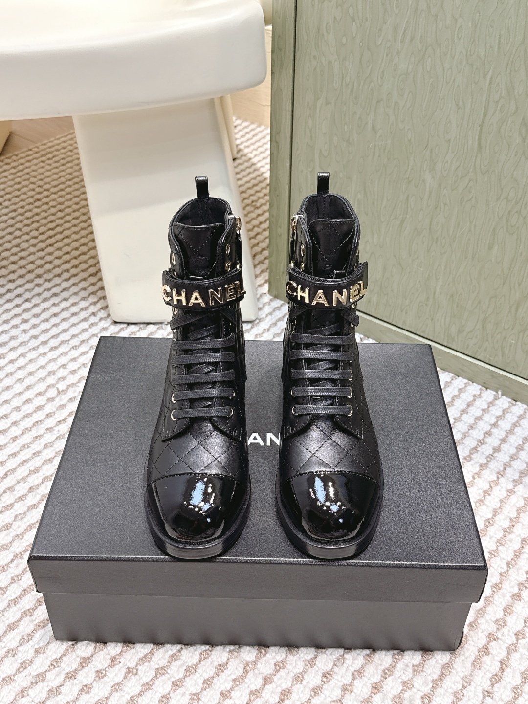 NO:593654,Purchasing agent CHANEL Chanel's latest Martin boots series on the 2025th floor!  Top catwalk show series Chan*l/Xiaoxiang new autumn and winter style, the main autumn and winter season style, super explosive style!  A must-have item for travel!  It looks good with any combination. It is a beautiful shoe that is worthy of being put in the closet. It is a must-have travel item for MM. It is exclusively customized to purchase the top version. The pure black upper is the original custom leather cowhide. The lining is sheepskin imported from Italy. Size#35-40 (40 41 custom-made, non-refundable and non-exchangeable), boots, chanel, chanel, boots, sheepskin19860909代购级 CHANEL 香奈儿2025楼最新马丁靴系列！ 顶走级秀系列 Chan*l/小香秋冬新款,秋冬主季打款,超爆级款的节奏！ 出行必备单品！随意搭配么怎穿都好看 值得收鞋入柜的一款美鞋 实超物级美 MM必备出行单品,独家订制代购顶级版. 鞋面纯黑是原版定制皮牛 内里意大利进口羊皮 Size#35-40（40 41订做不退不换）,靴子,chanel,chanel,boots,sheepskin,Women's Shoes