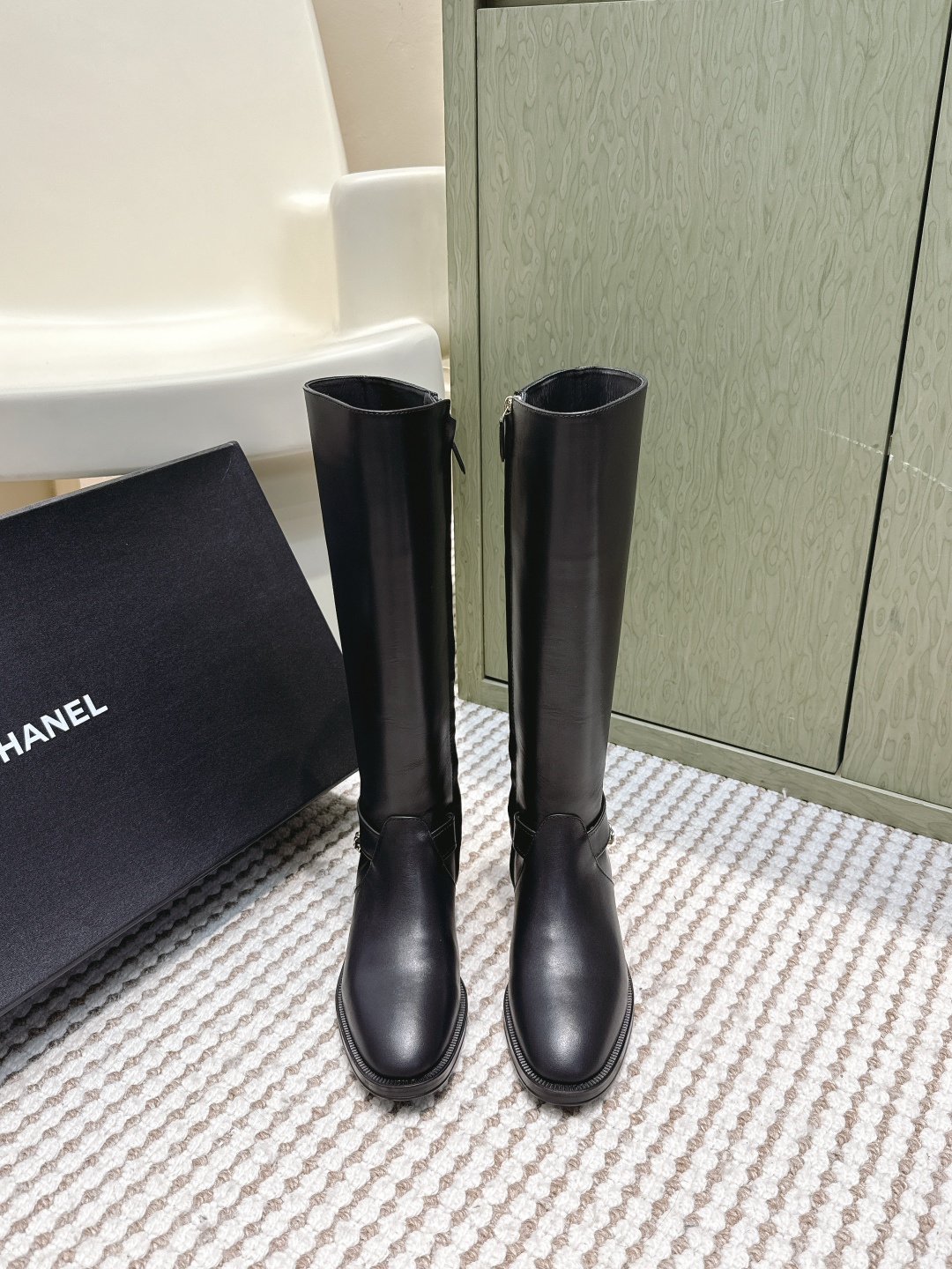 NO:593660,Purchasing-grade Chanel Xiaoxiang 25ss new autumn and winter style round toe zipper chain boots. This thick sole has a high export rate in European and American street photography. It is also very popular on Instagram. I adjusted the shoe last for a month. The overall smoothness of the lines remains consistent with the original version. It is really charming. I believe that women with taste will fall in love with it. The CHANE*L series will never disappoint. It is the weapon of the goddess... Fabric: imported cowhide Inner: imported sheepskin  Feet: Imported cowhide Outsole: Genuine leather outsole imported from Italy Size#35-39 (40-41 custom-made, non-returnable), boots, chanel, boots, cowhide, sheepskin, Leather soles19860909代购级 Chanel 小香 25ss 秋冬新款 圆头拉链 链条中靴 这款厚底在欧美街拍中出境率超高,ins也是火了一把,调鞋楦都调了一个月 整体线条流畅性保持跟原版一致,真的太有魅力了,我相信有品味的女人会看上它,CHANE*L系列一向不会令人失望,女神的利器…… 面料:进口牛皮 内里:进口羊皮 垫脚:进口牛皮 大底:意大利进口真皮大底 Size#35-39（40 41订做不退换）,靴子,chanel,boots,cowhide,sheepskin,Leather soles,Women's Shoes