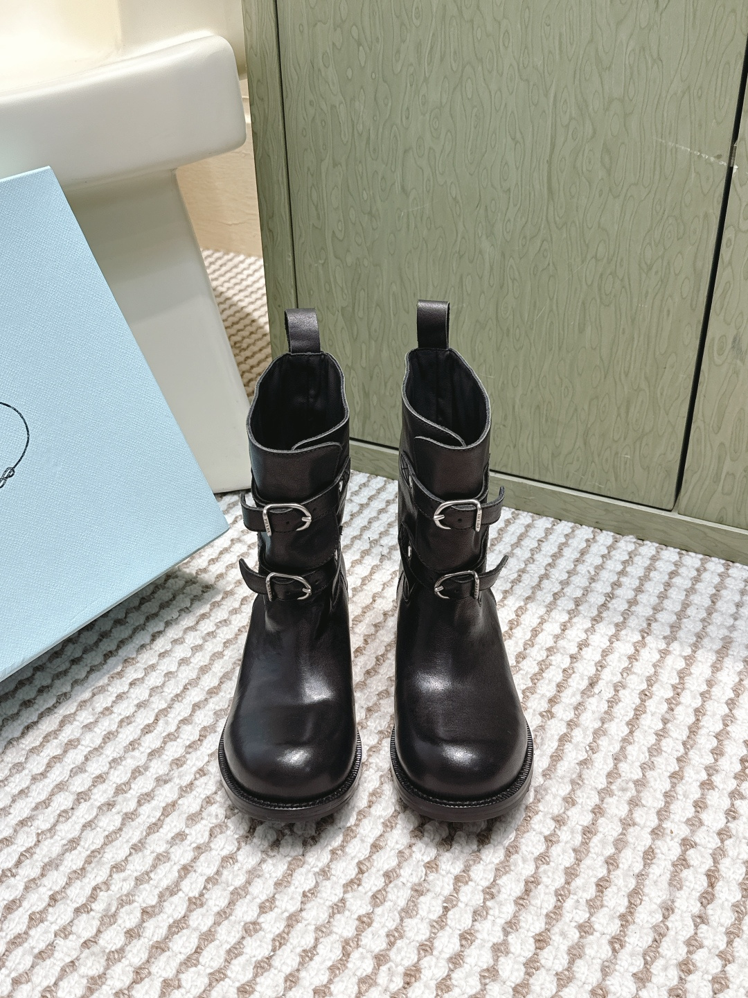 NO:593669,Purchasing agent Prada 25ss autumn and winter retro western cowboy boots, fashionable motorcycle Martin boots, unique taste, everyone loves and easy to control, they are popular every year. There is also a versatile classic shoe last, enough to conquer you, wear it, increase the height and casual, simple and handsome on the feet. The material is imported calfskin, the inner foot pad is dyed sheepskin, soft and delicate, comfortable, Italian leather outsole anti-slip rubber outsole combination  Size#35-40 (40 orders are not returnable), boots, prada, prada, boots, cowhide, sheepskin, Leather soles19860909代购级 Prada普拉达 25ss 秋冬 复古西部牛仔靴 时尚机车马丁靴,独到味道,人人都爱也轻松驾驭 每年都会爆.还有就是百搭经典的鞋楦,足以征服你,穿上它,增高休闲两不失误,上脚简单帅气 面料进口小牛皮 内里垫脚透染羊皮 柔软细腻,脚感舒适, 意大利真皮大底防滑橡胶大底组合 Size#35-40（40订做不退换）,靴子,prada,prada,boots,cowhide,sheepskin,Leather soles,Women's Shoes