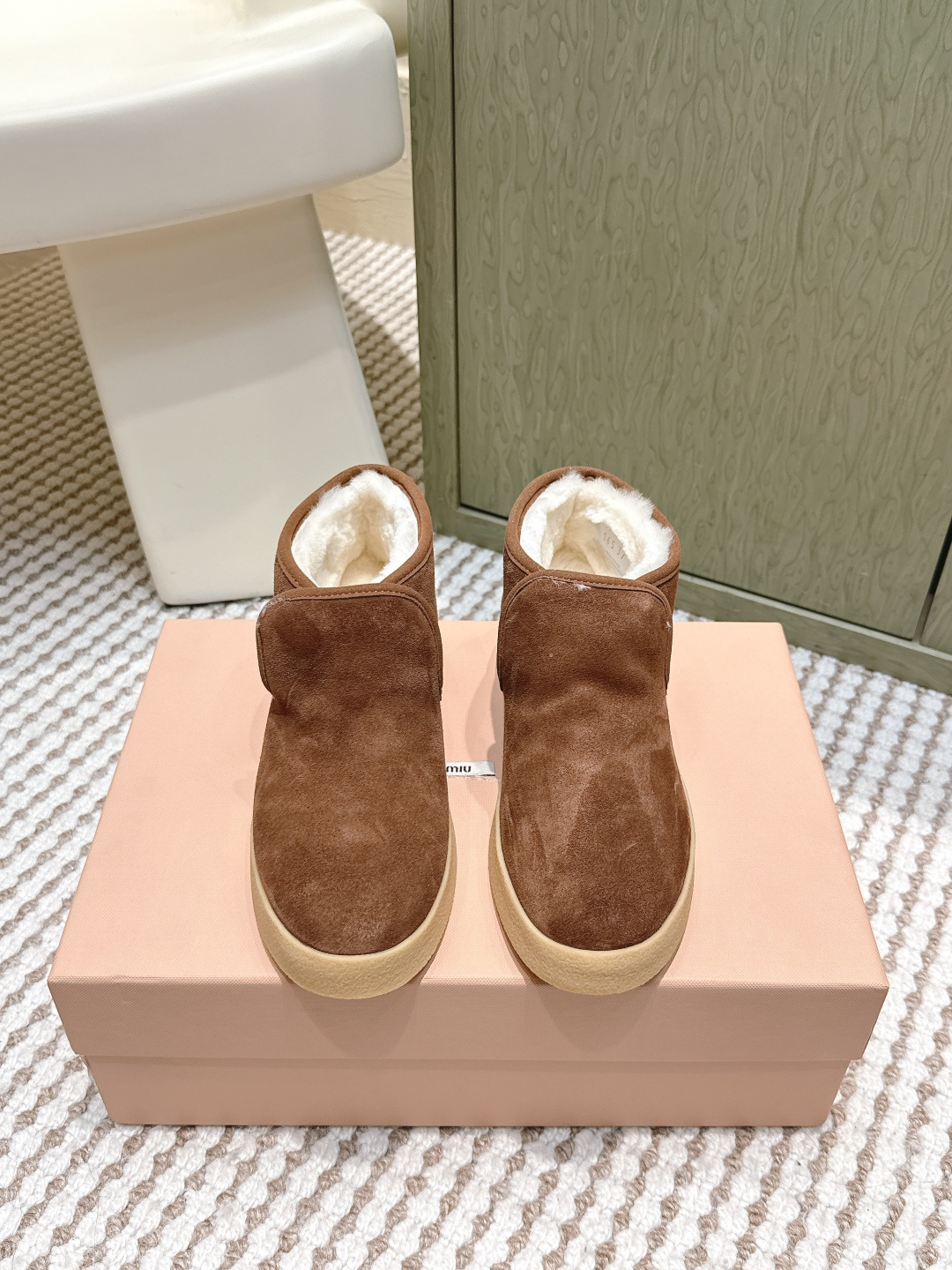 NO:612185,Purchasing agent MiuMiu Miu Miu 2025ss autumn and winter catwalk style wool short boots snow boots fur shoes often appear on the covers of major fashion magazines·all celebrities and Xiaohongshu bloggers love them. The uppers are imported high-mercerized smooth cow suede/original molded fabric. The lining is imported wool lining. The sole is ZP molded outsole. Size35-40 (custom-made at 40, non-refundable), snow boots, miumiu, boots.19860909代购级 MiuMiu 缪缪2025ss秋冬走秀款 羊毛小短靴雪地靴毛毛鞋 经常出现在各大时装杂志封面·各路明星、小红书博主都有钟爱 鞋面进口高丝光牛反绒 /原版开模布料 内里进口羊毛内里 鞋底ZP开模大底 Size35-40（40订做不退换）,雪地靴,miumiu,boots,Women's Shoes