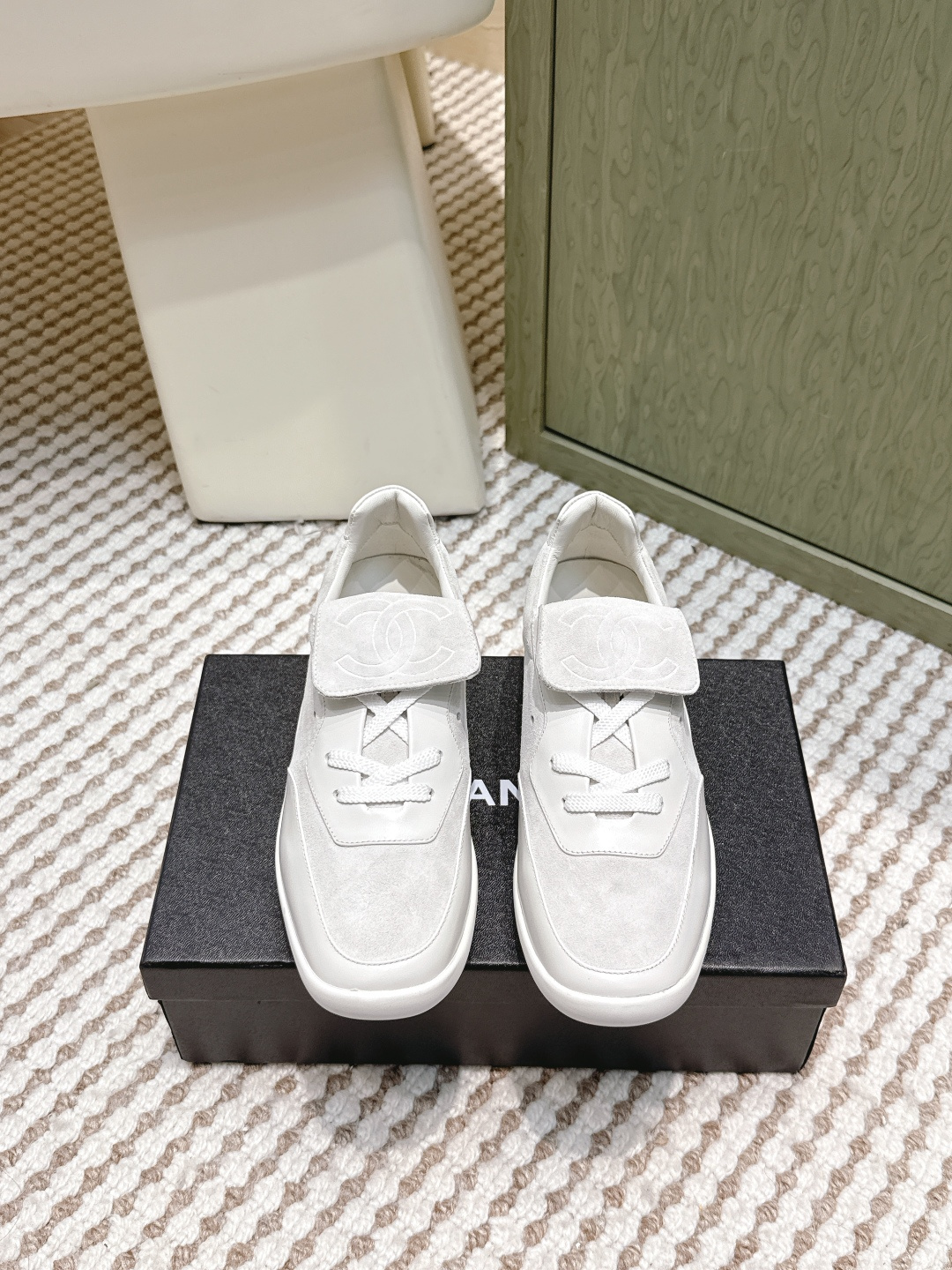 NO:612190,Purchasing-grade Chanel 25K black and white color sneakers. Original purchase and development. Made by Xiaoxiang C Home. Another super hit model at the counter. Loved by Internet celebrity bloggers and ladies. Various praises on social platforms. Very popular. High quality. Breathable and super spring and summer. Seeing this issue always arouses girls' inner desire for fashion. Latest suede material. Classic color matching. Fashionable on the feet. Easy to care for. Fabric: Original customized imported suede.  The lining is custom-made with imported breathable mesh. The sole is made of original molded non-slip rubber material. Heel height is 3.5cm. Size: 35-41 (40-41 custom-made, non-returnable), casual shoes/sports shoes, chanel, chanel, chanel, sneakers, chamois leather19860909代购级 Chanel香奈儿 25K 黑白配色 运动鞋 原版购入开发 做货 小香 C家 专柜又一超级大爆款,网红博主小姐姐们的挚爱,社交平台的各种夸赞,人气超高质感透气超级春夏,看到这期总能唤起少女内心对时髦的诉求 最新麂皮材质 经典配色 上脚时髦感十足 容易打理 面料:原版定制进口麂皮 内里定制进口透气网里 鞋底原版开模防滑橡胶材质 跟高3.5cm Size : 35-41（40 41订做不退换）,休闲鞋/运动鞋,chanel,chanel,chanel,sneakers,chamois leather,Women's Shoes