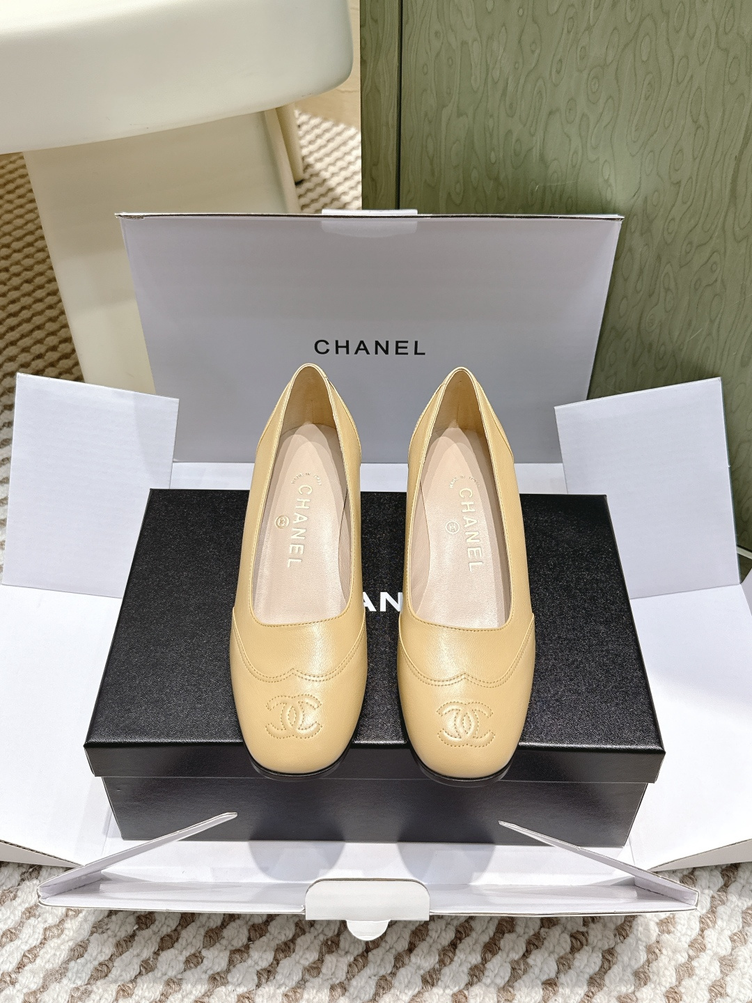 NO:612175,Dongguan purchasing agent grade (Official website sync box packaging) Chanel second-hand square toe thick heel shoes, medium heels, very elegant, very elegant, no contrasting colors, no excessive decorations such as bows, just a slight arc, a curve, the lines are so beautiful and smooth, clean and neat, the feet are well wrapped and modified, the thick heels are stable, elongating the calf while ensuring comfort, no problem for commuting and running. The upper is imported goatskin  Inner foot pads, imported goatskin, outsole, Italian imported A-grade leather outsole, wood and cladding leather, size 35-40 (custom-made for 40, non-refundable), single shoes, chanel, sheepskin, Leather soles19860909东莞代购级（官网同步盒包装） Chanel中古方头粗跟鞋中跟鞋 很静雅,很名媛,没有撞色,没有蝴蝶结等过多的装饰,就轻轻得一个弧度,一个曲线,线条太美太流畅,干净利落,将脚好好包住修饰脚型,粗跟稳稳当当,拉长小腿的同时并保证了舒适度,通勤跑起来都不在问题 鞋面进口山羊皮 内里垫脚进口山羊皮 大底意大利进口A级真皮大底 跟原木跟包层皮 size35-40（40订做不退换）,单鞋,chanel,sheepskin,Leather soles,Women's Shoes