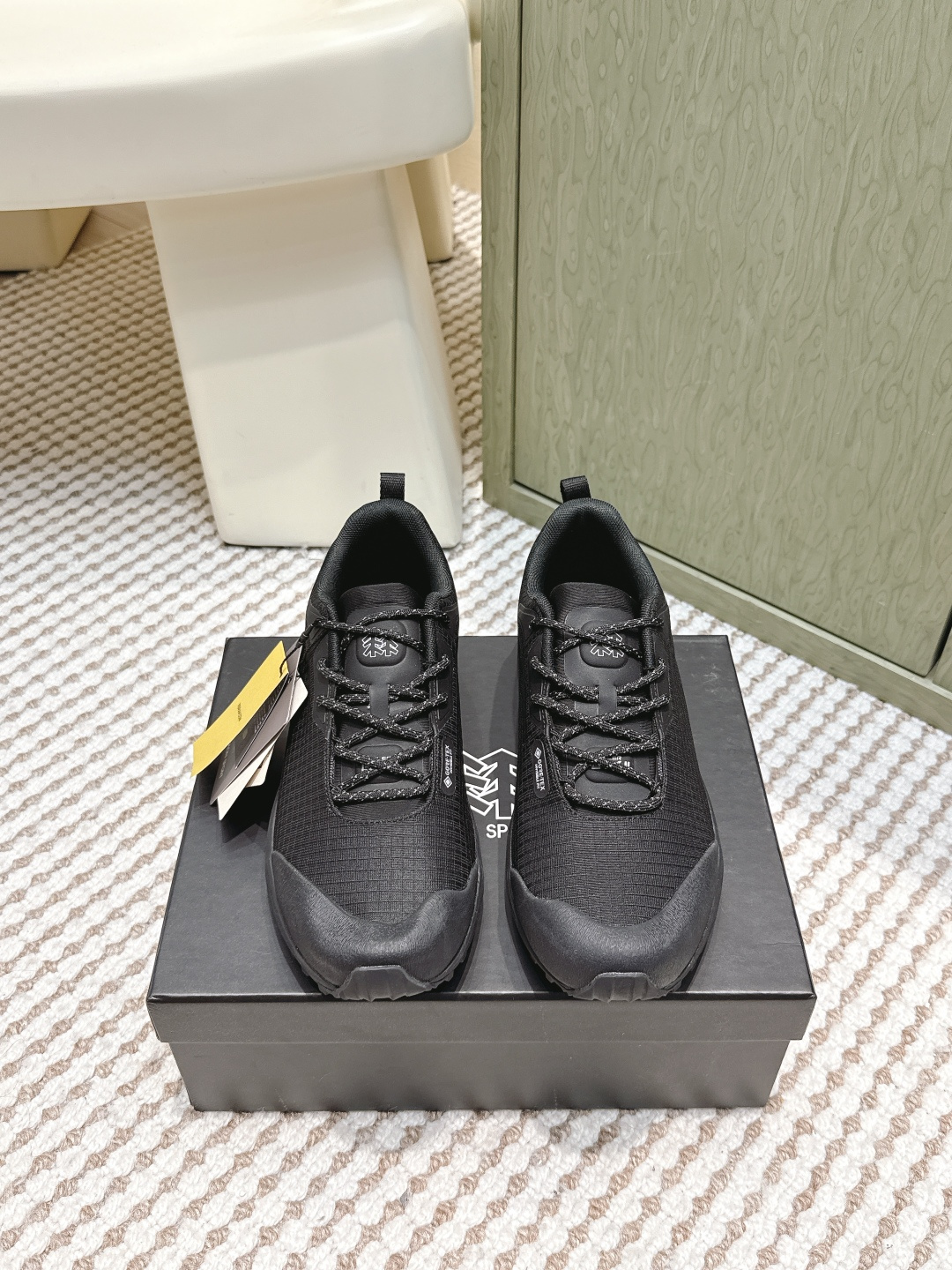 NO:612170,Purchasing agent level KOLON SPORT Skyier 2 Comfortable and soft, waterproof support and light rebound, low-cut hiking shoes, men's black and beige, long-distance cross-country hiking outdoor sports running shoes. Currently, the top version on the market. All details perfectly correspond to the original version. The school supports waterproof effect. Full anti-slip and wear-resistant effect, full score for outdoor functions. Versatile and good-looking Size39-44, casual shoes/sports shoes, sneakers19860909代购级 可隆 KOLON SPORT Skyier 2 舒适柔软 防水撑轻回弹 低帮 徒步鞋 男款黑米白色 长距离越野徒步户外运动跑鞋 目前,市场顶级版本 .所有细节都完美对应原版.校支持防水效果.防滑耐磨效果拉满,户外功能满分.百搭高颜值 Size39-44,休闲鞋/运动鞋,sneakers,Women's Shoes