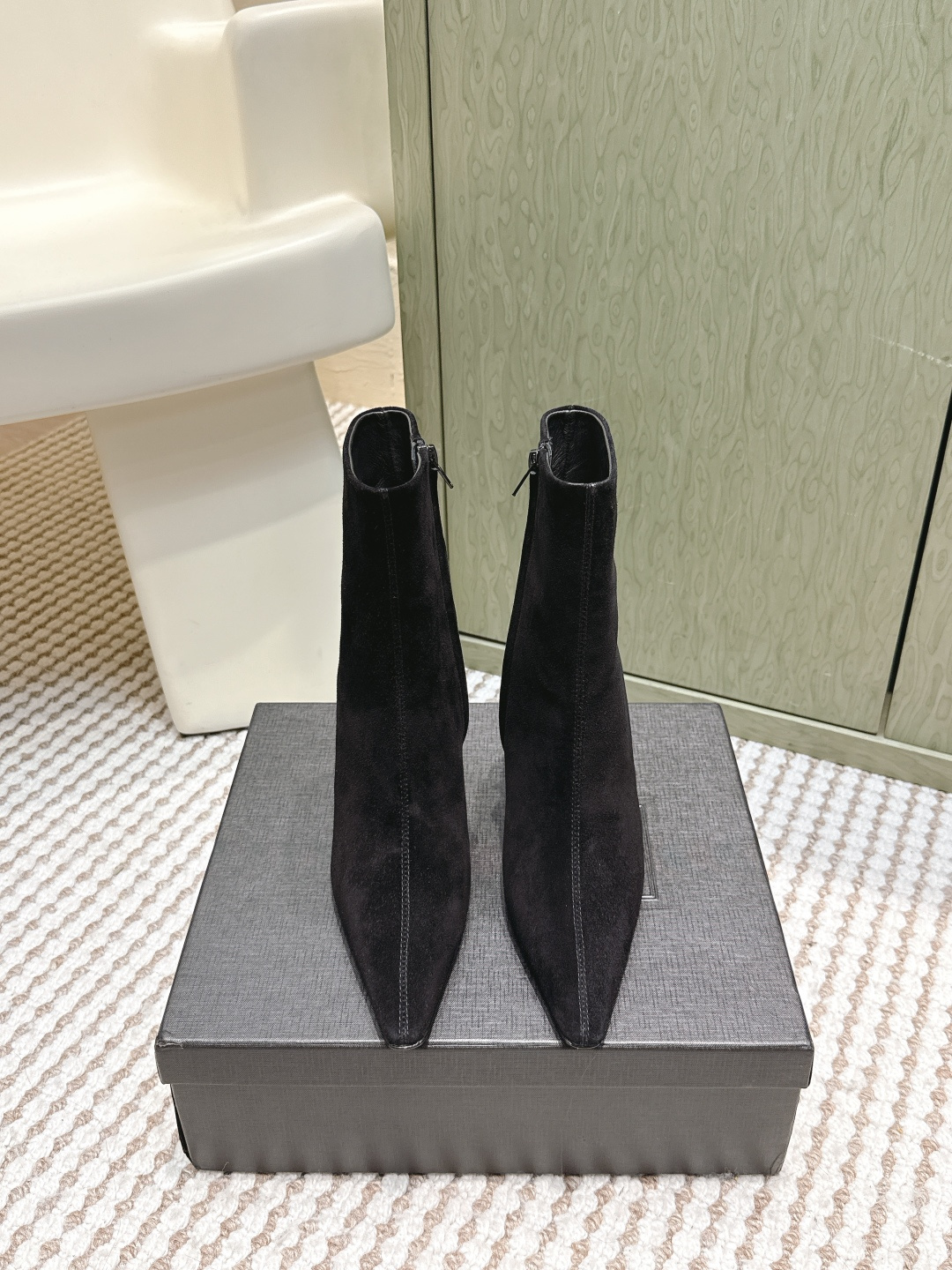 NO:612153,Purchasing agent grade butter leather short boots, a must-have for long legs, YSL high heels, short boots, Yvette Saint Laurent logo, exquisite high heels, black butter leather, the poplar forest that understands women’s hearts best, beautiful shoes with no dead ends, supports the aura, butter leather, suede, material, noble temperament, imported sheepskin lining, comfortable, genuine leather outsole imported from Italy, Size 35-41 (40  41 Custom-made (no return or exchange), boots, saint laurent, saint laurent, saint laurent, boots, sheepskin, chamois leather, Leather soles19860909代购级 牛油皮短靴 大长腿必备 YSL 高跟 短靴 Yvette Saint Laurent圣罗兰logo 精致高跟 黑色牛油皮 最懂女人心的杨树林 无死角的美鞋 撑起气场 牛油皮 麂皮 材质 气质高贵 进口羊皮内里 贴脚 舒适 意大利进口真皮大底  Size35-41（40 41订做不退换）,靴子,saint laurent,saint laurent,saint laurent,boots,sheepskin,chamois leather,Leather soles,Women's Shoes